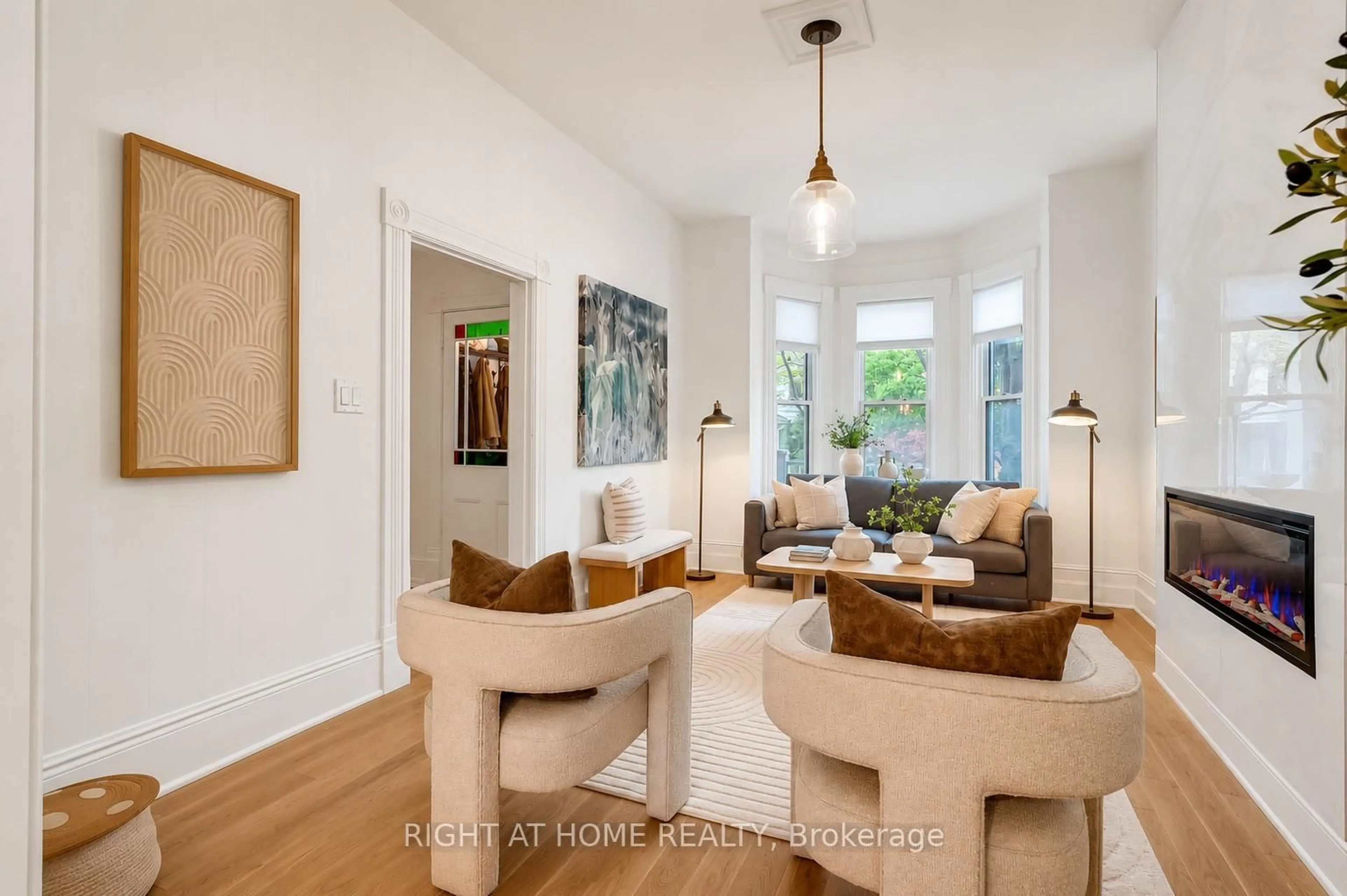 Living room with furniture, unknown for 118 Lansdowne Ave, Toronto Ontario M6K 2V9