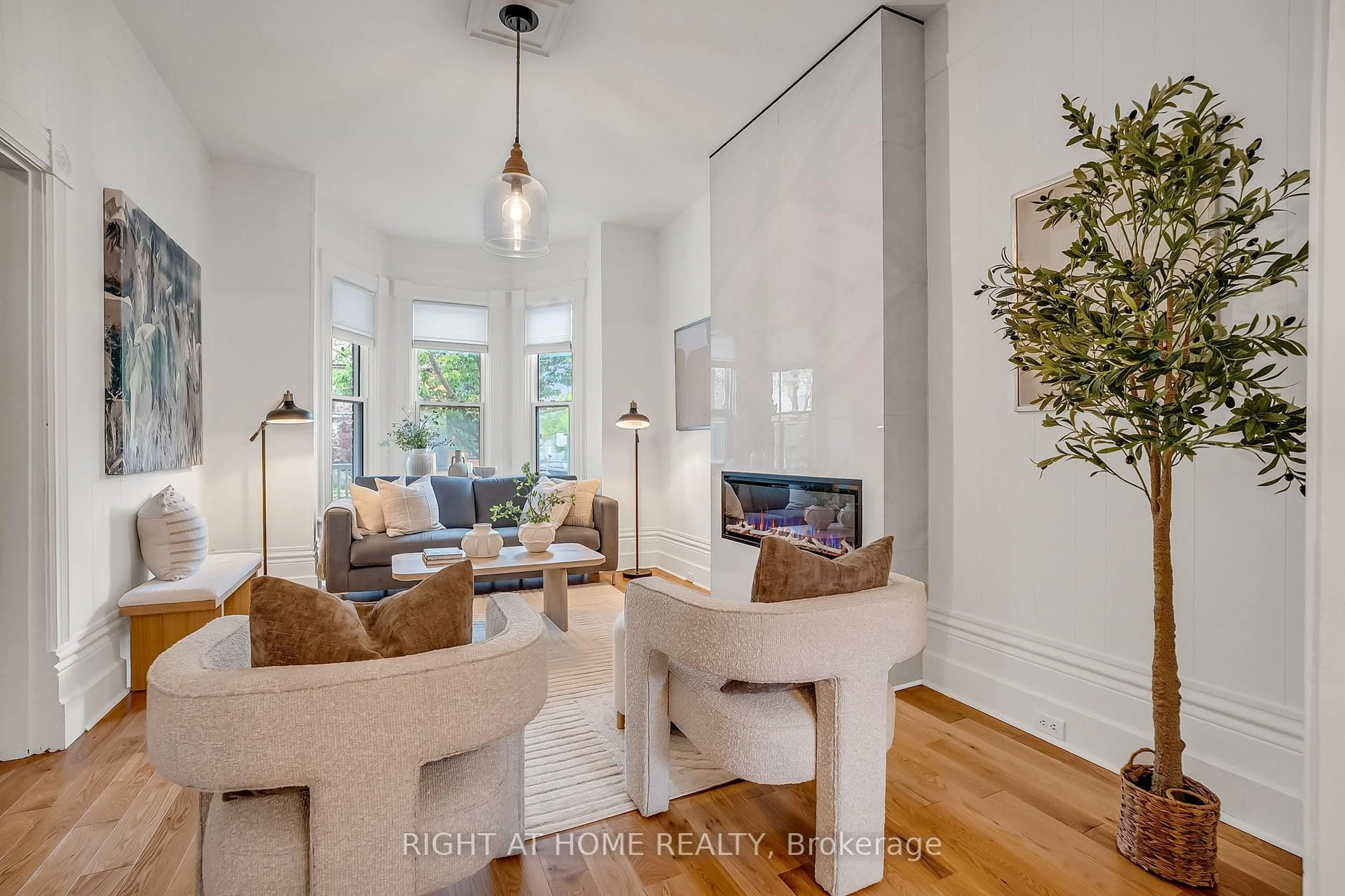 Living room with furniture, unknown for 118 Lansdowne Ave, Toronto Ontario M6K 2V9