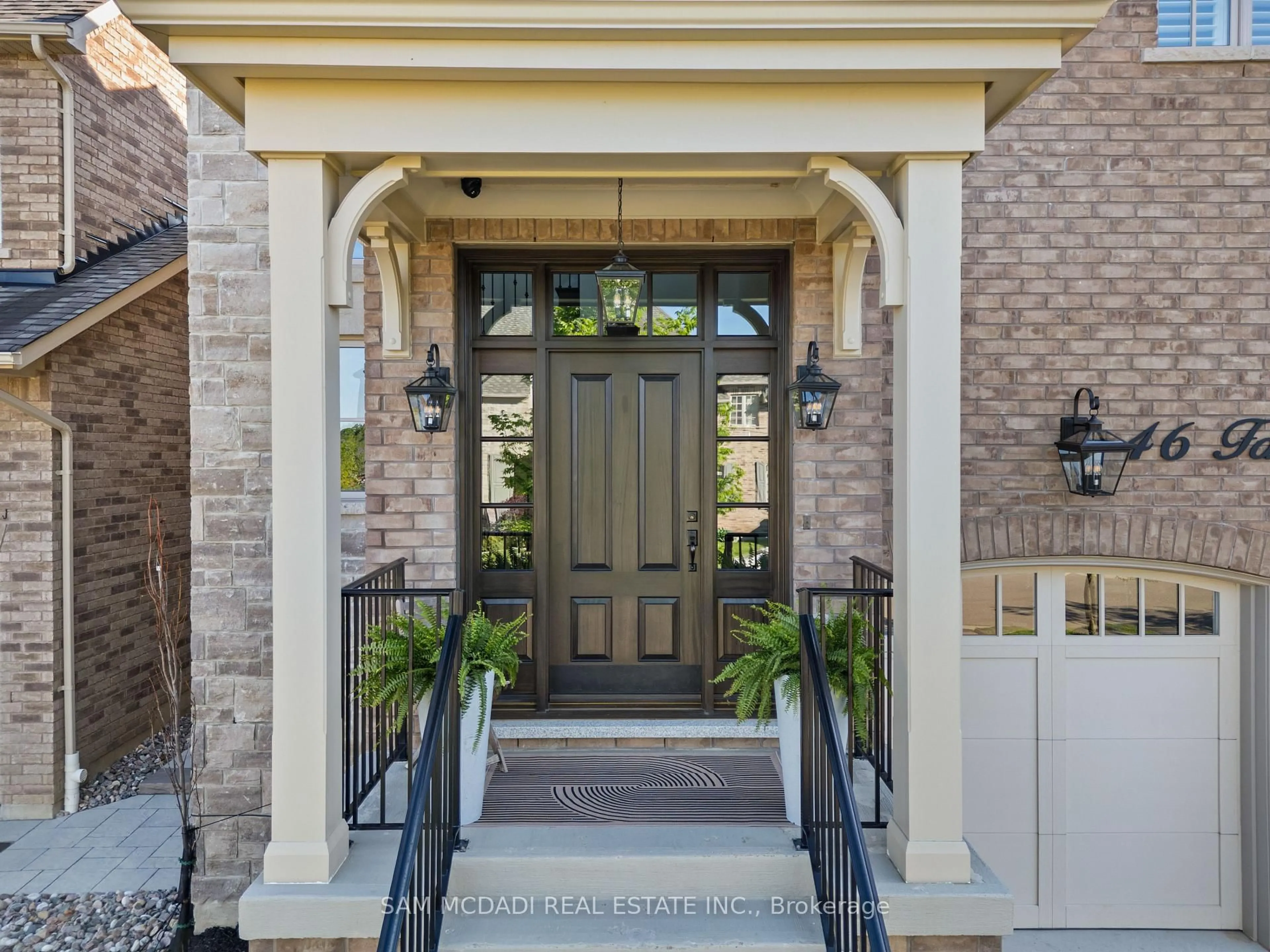 Indoor entryway for 46 Foxtail Crt, Halton Hills Ontario L7G 0J6