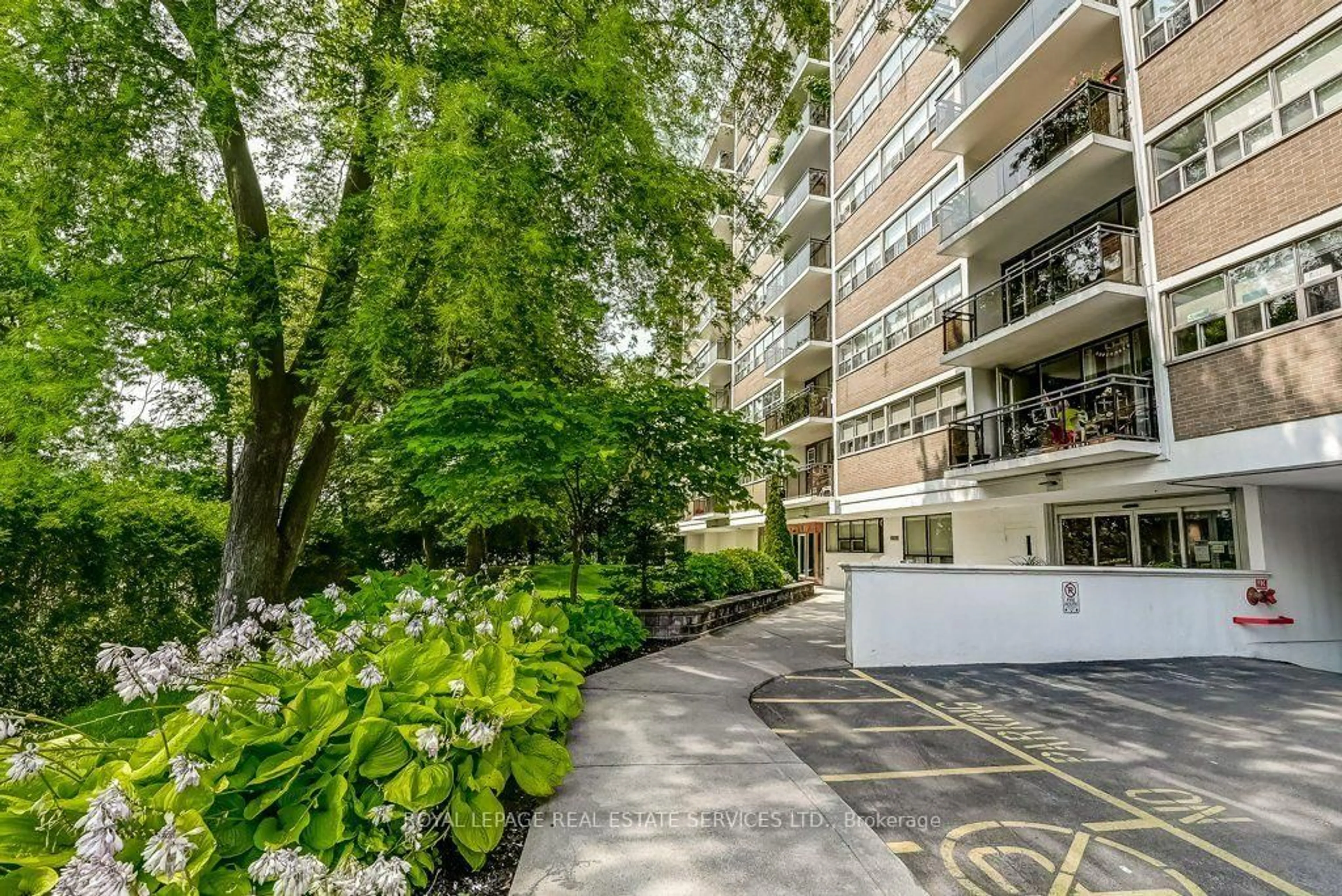 Patio, street for 212 Kerr St #404, Oakville Ontario L6K 3B1