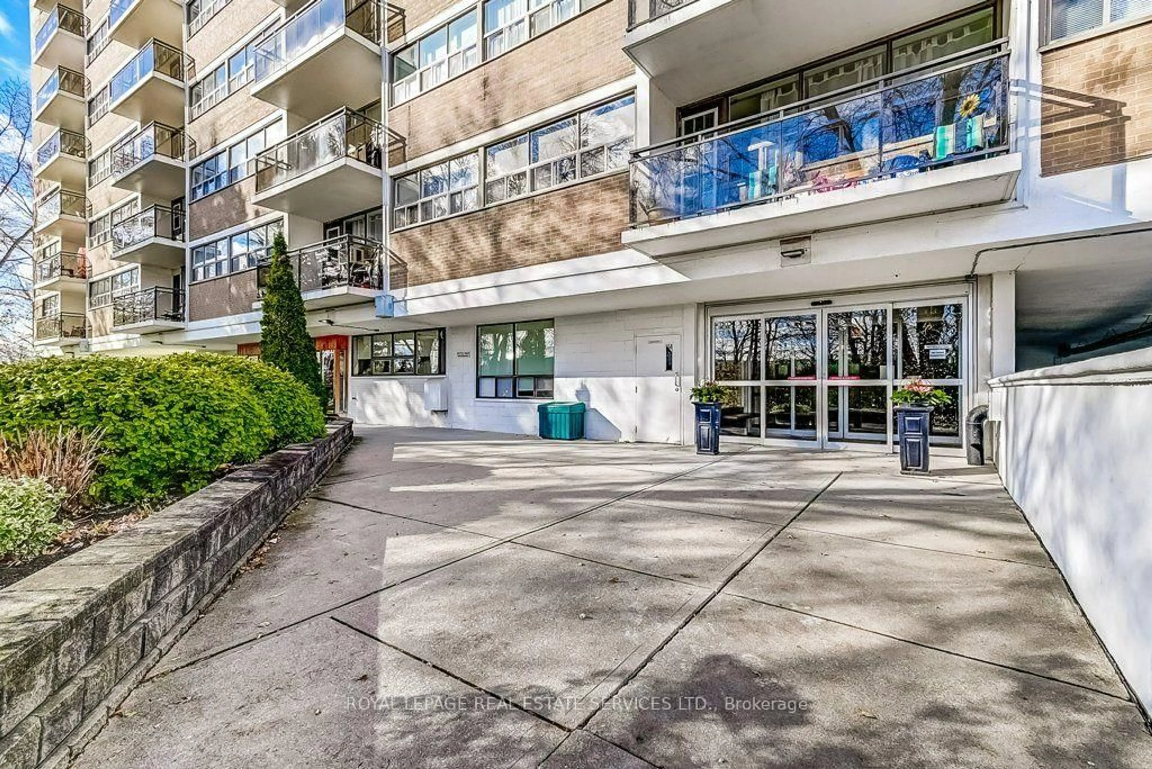 Indoor foyer for 212 Kerr St #404, Oakville Ontario L6K 3B1