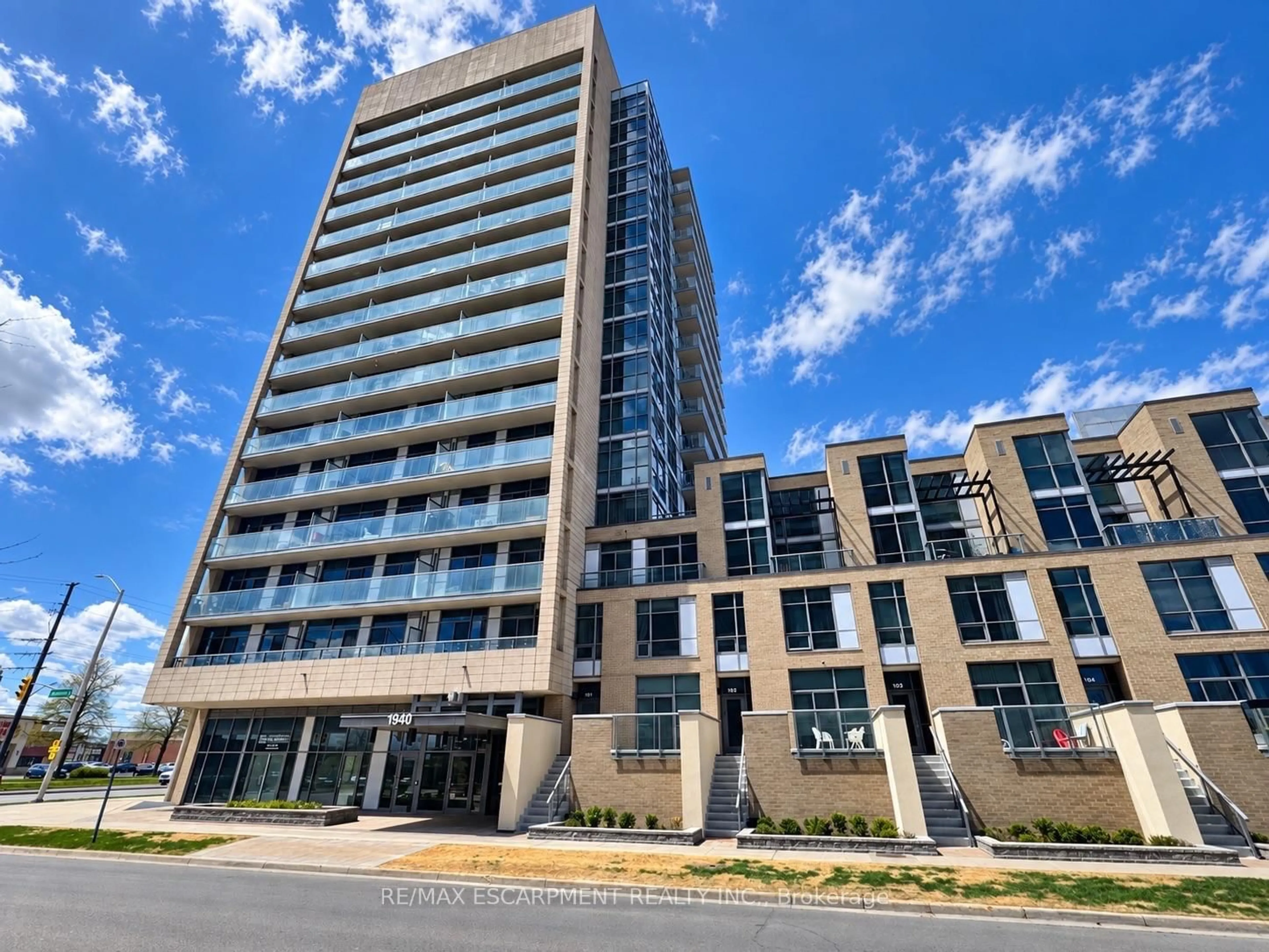 Indoor foyer for 1940 Ironstone Dr #809, Burlington Ontario L7L 0E4