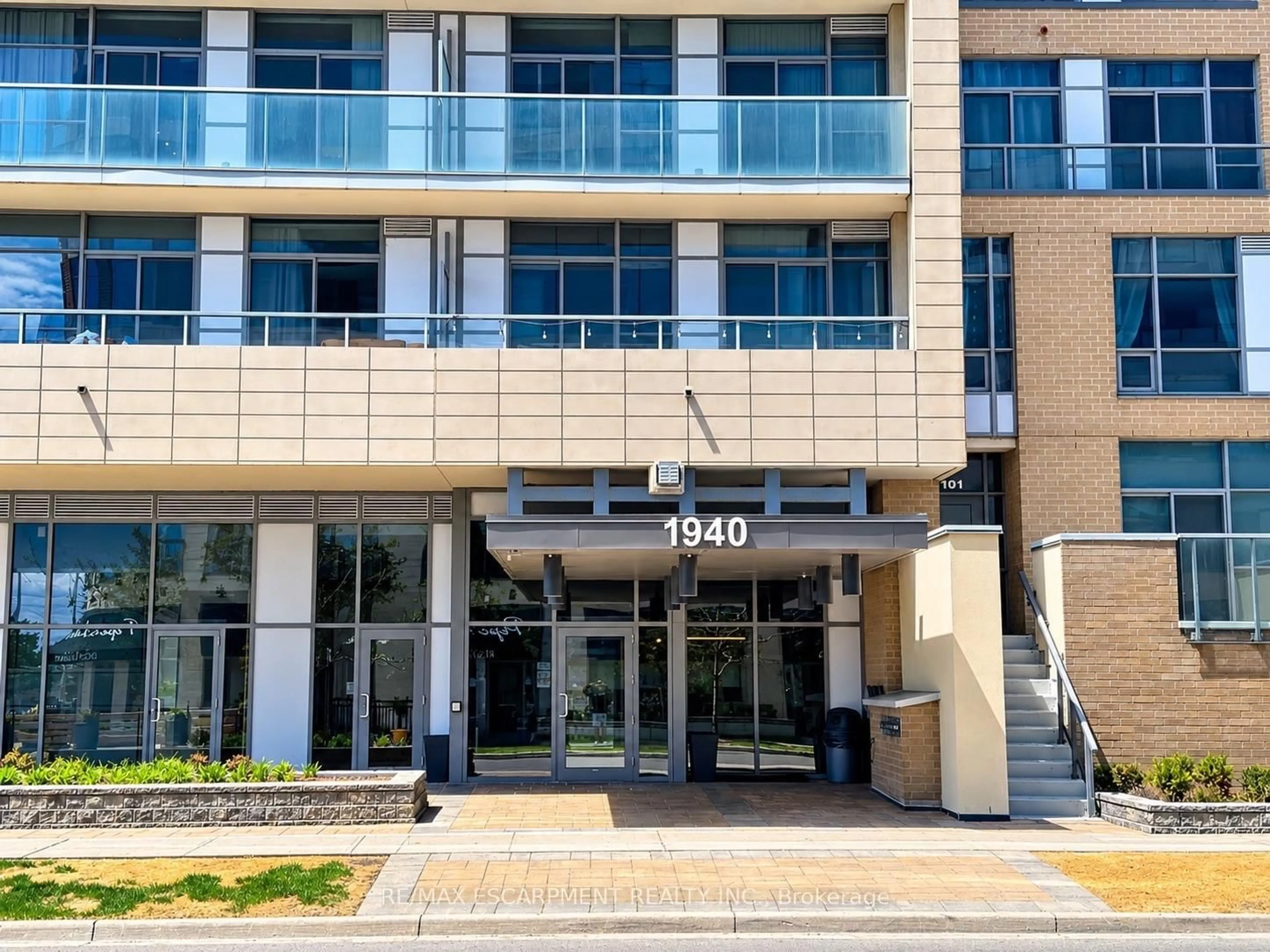Indoor foyer for 1940 Ironstone Dr #809, Burlington Ontario L7L 0E4