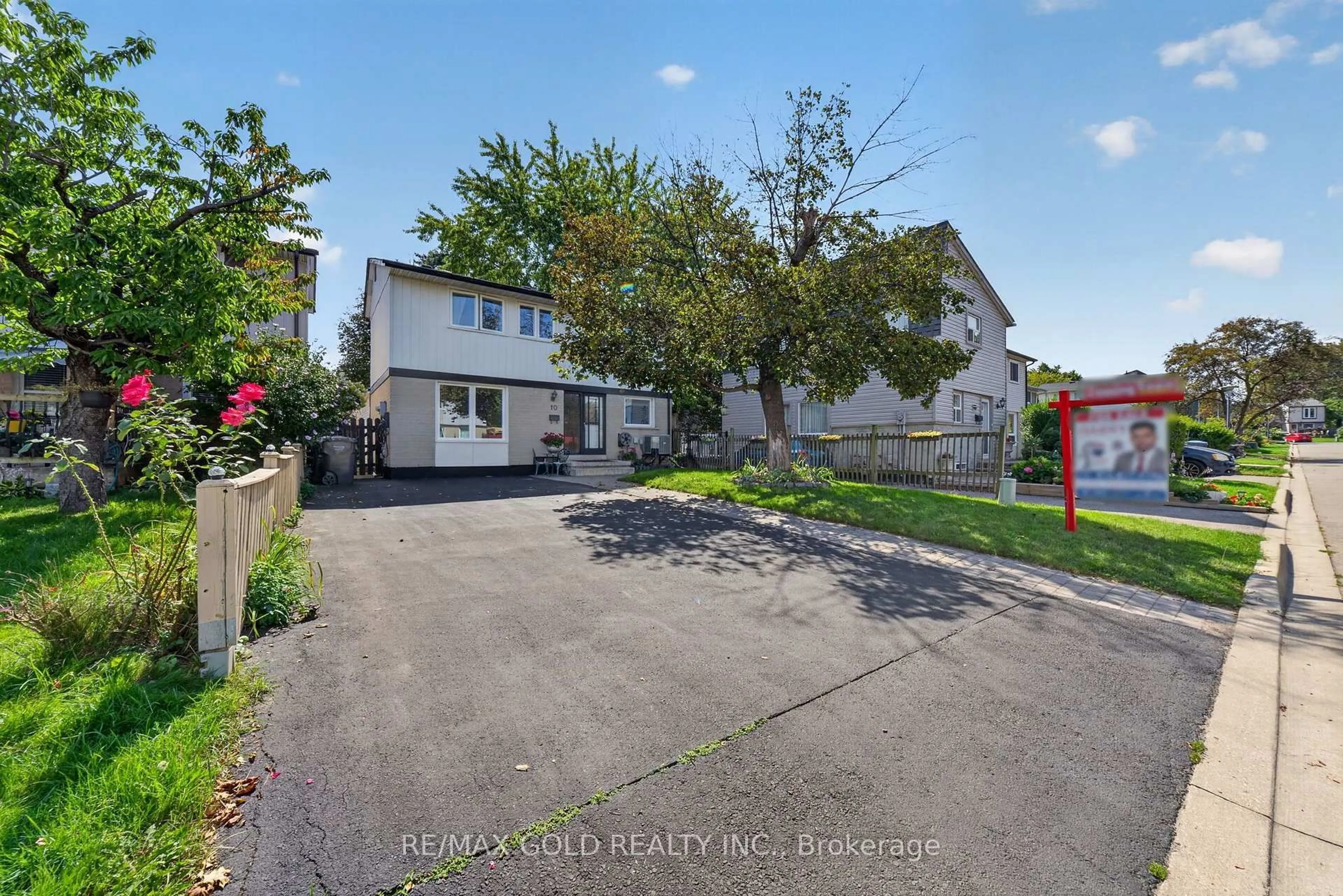 A pic from outside/outdoor area/front of a property/back of a property/a pic from drone, street for 10 Jeffrey St, Brampton Ontario L6S 2M9