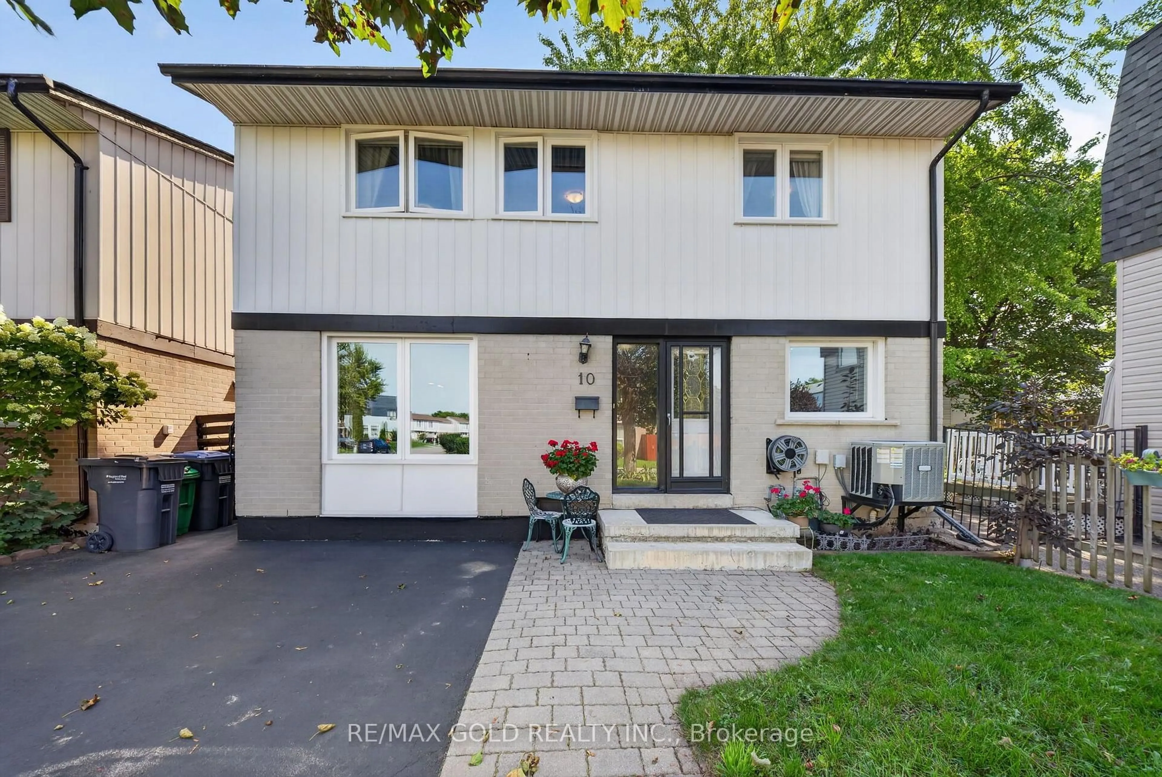 Home with vinyl exterior material, street for 10 Jeffrey St, Brampton Ontario L6S 2M9