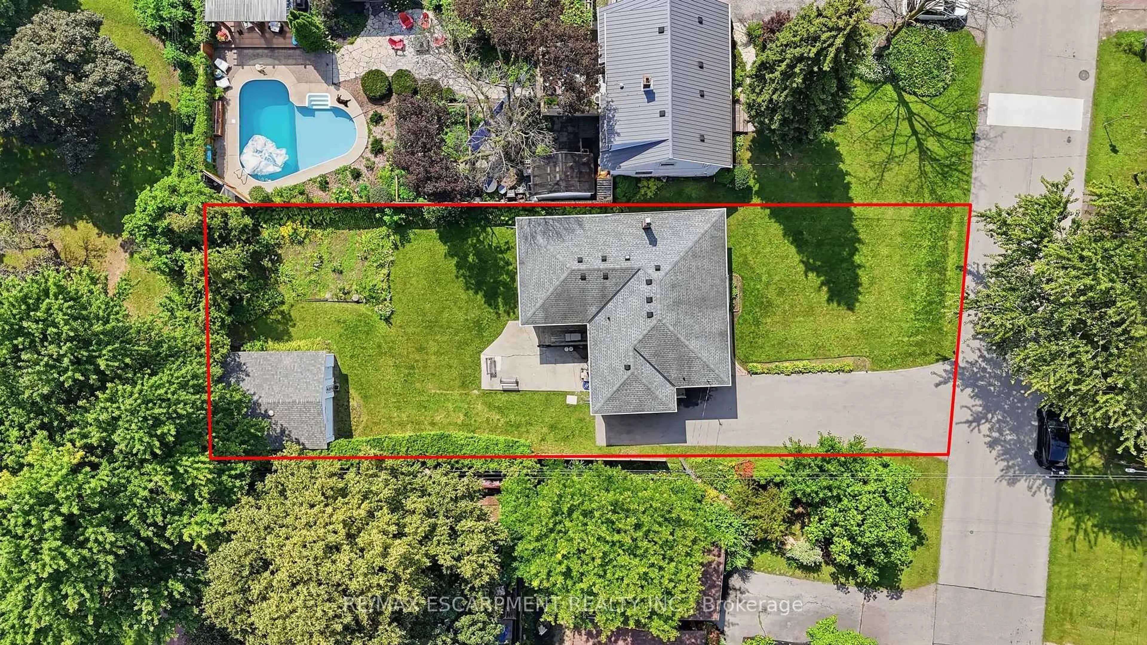 A pic from outside/outdoor area/front of a property/back of a property/a pic from drone, street for 522 Enfield Rd, Burlington Ontario L7T 2X8