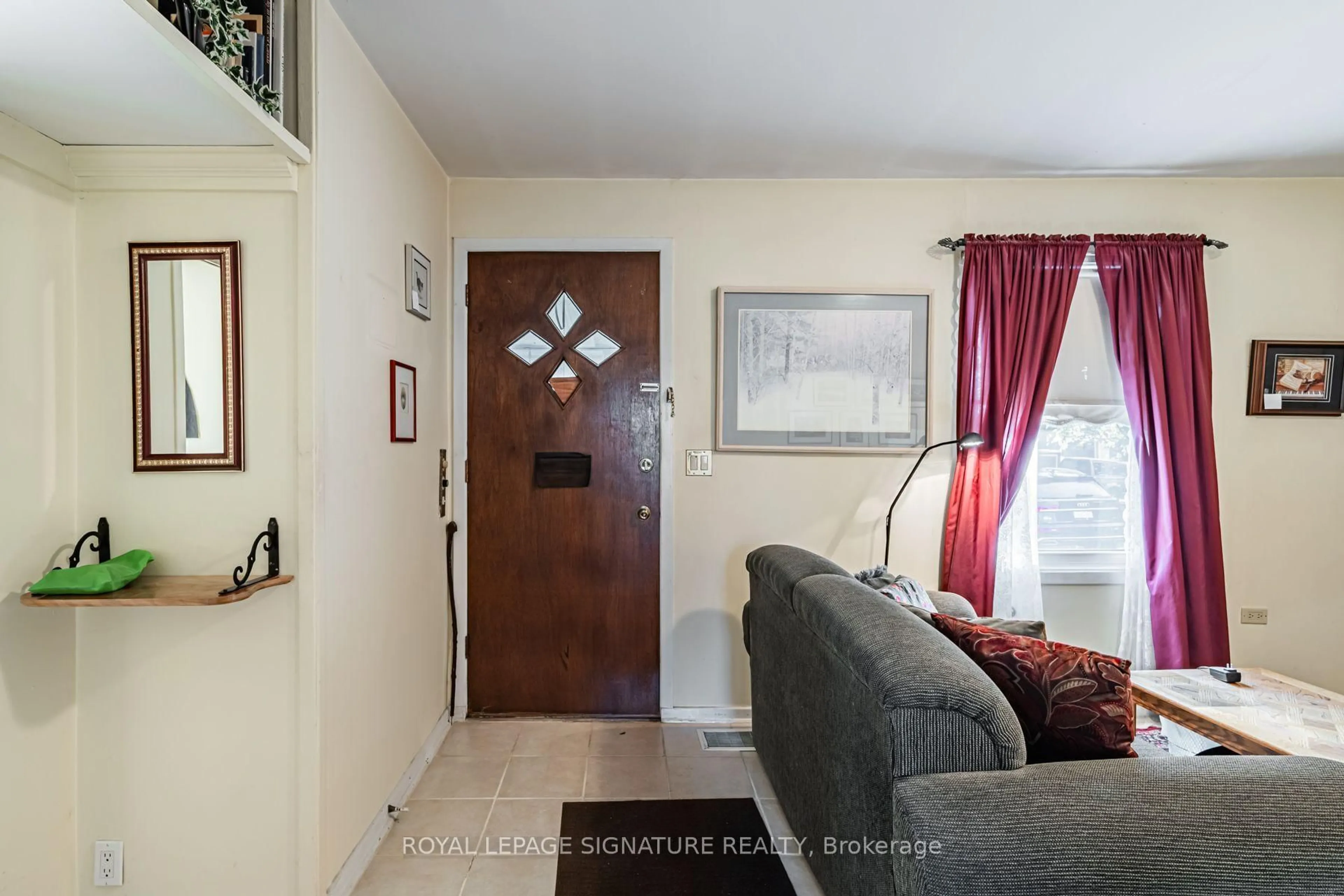 Indoor entryway for 15 Kemp Sq, Toronto Ontario M6M 2V5
