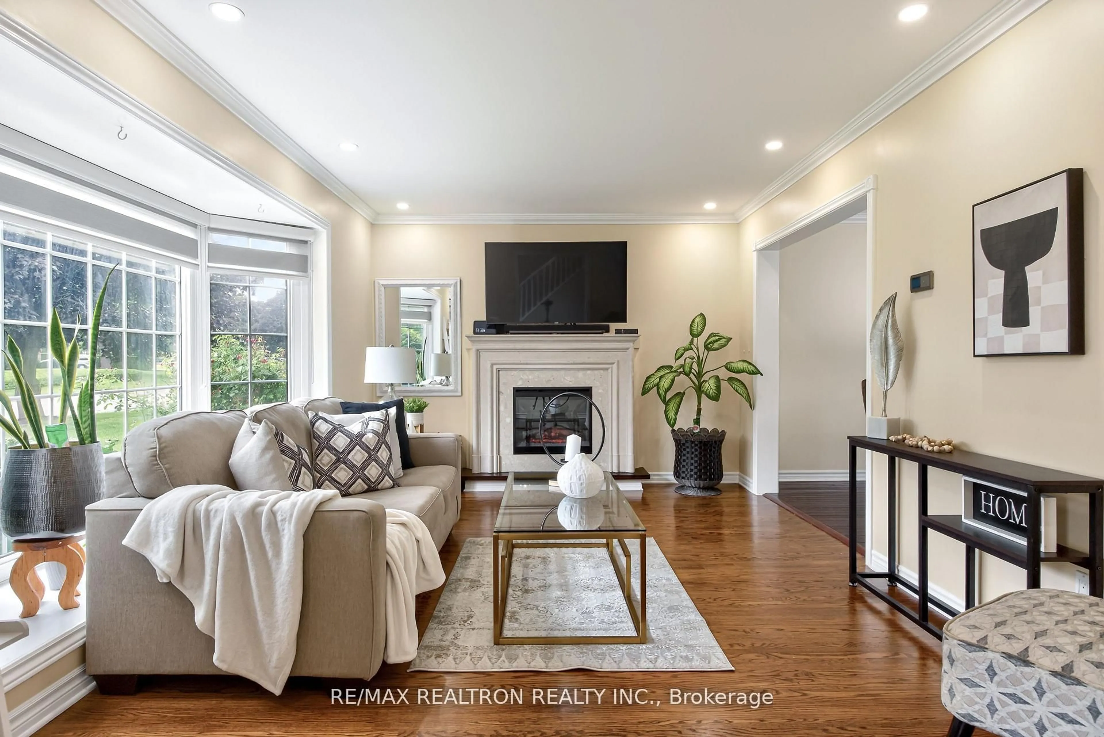 Living room with furniture, unknown for 39 Deloraine Dr, Brampton Ontario L6T 1T6