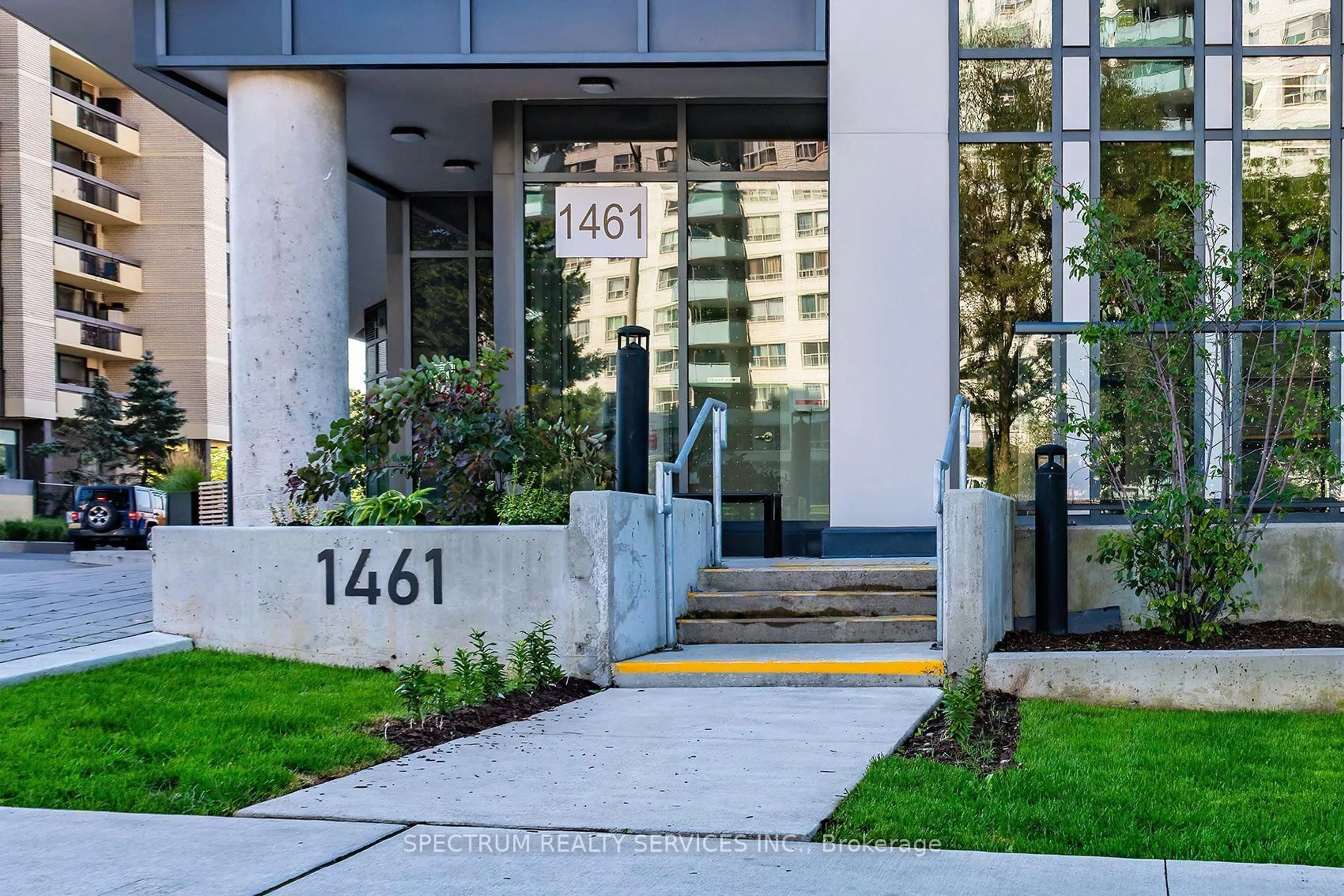 Indoor foyer for 1461 Lawrence Ave #307, Toronto Ontario M6L 0A6