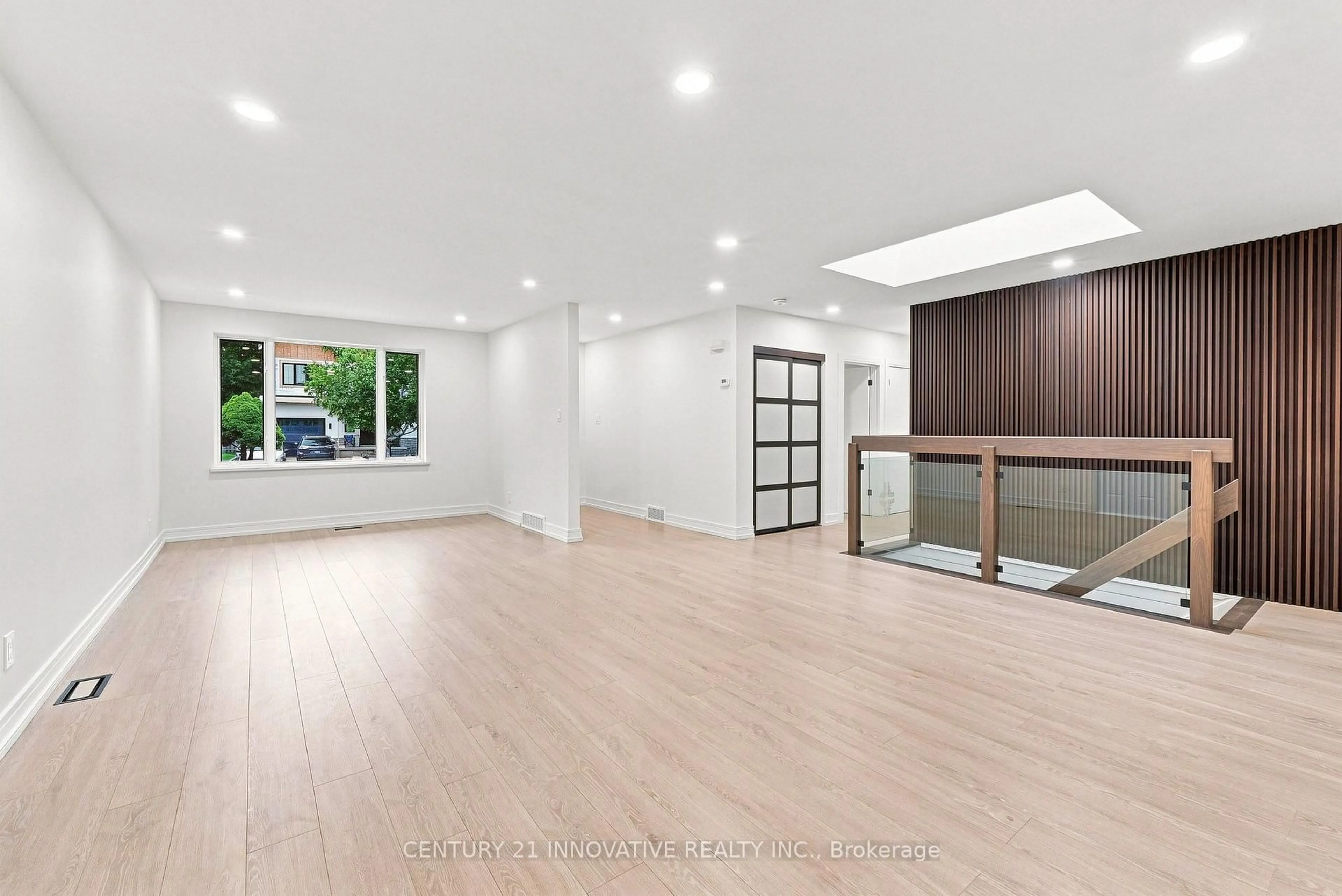 Indoor foyer for 2068 Stewart Cres, Mississauga Ontario L4Y 1C5