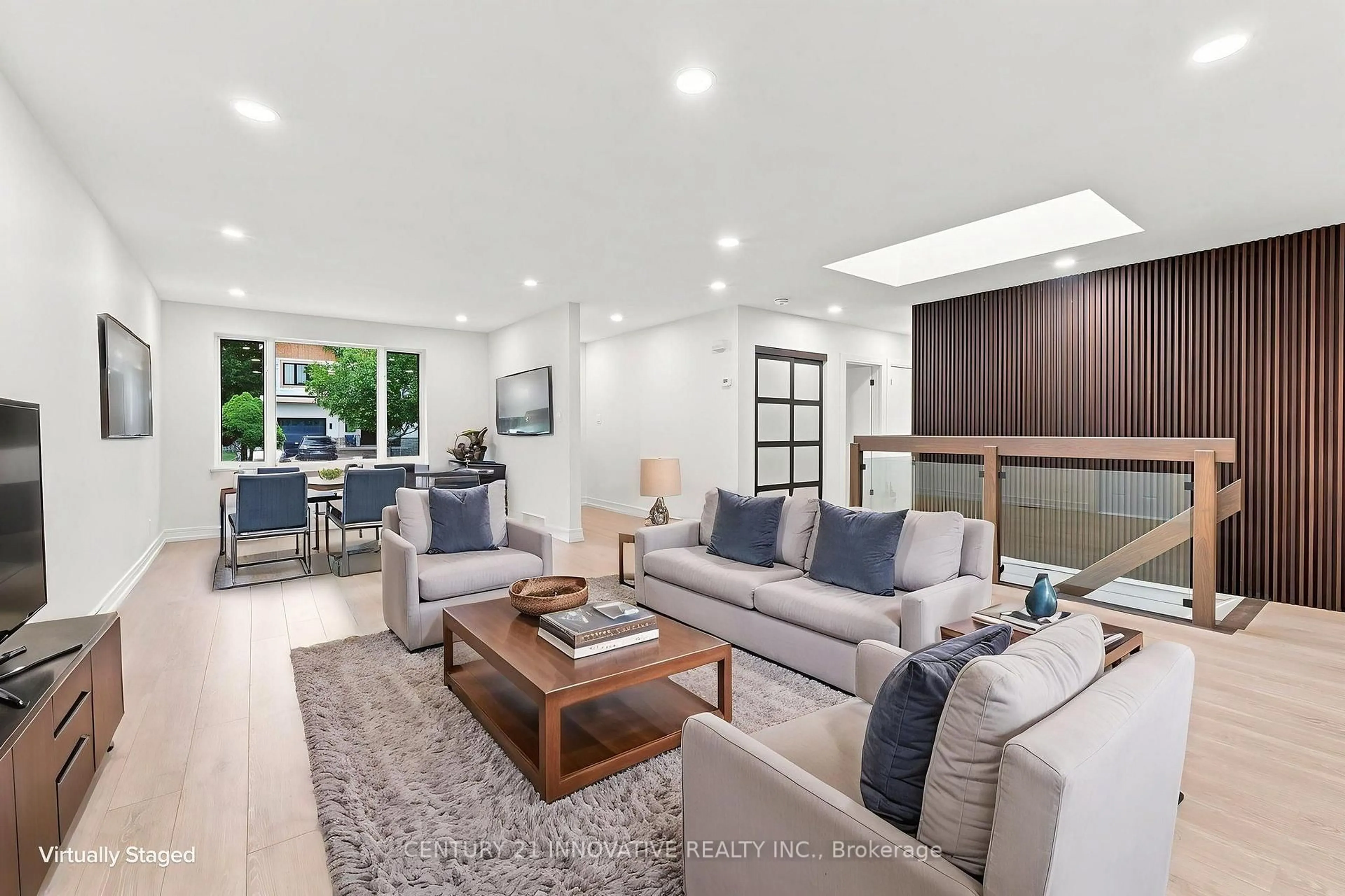 Living room with furniture, unknown for 2068 Stewart Cres, Mississauga Ontario L4Y 1C5