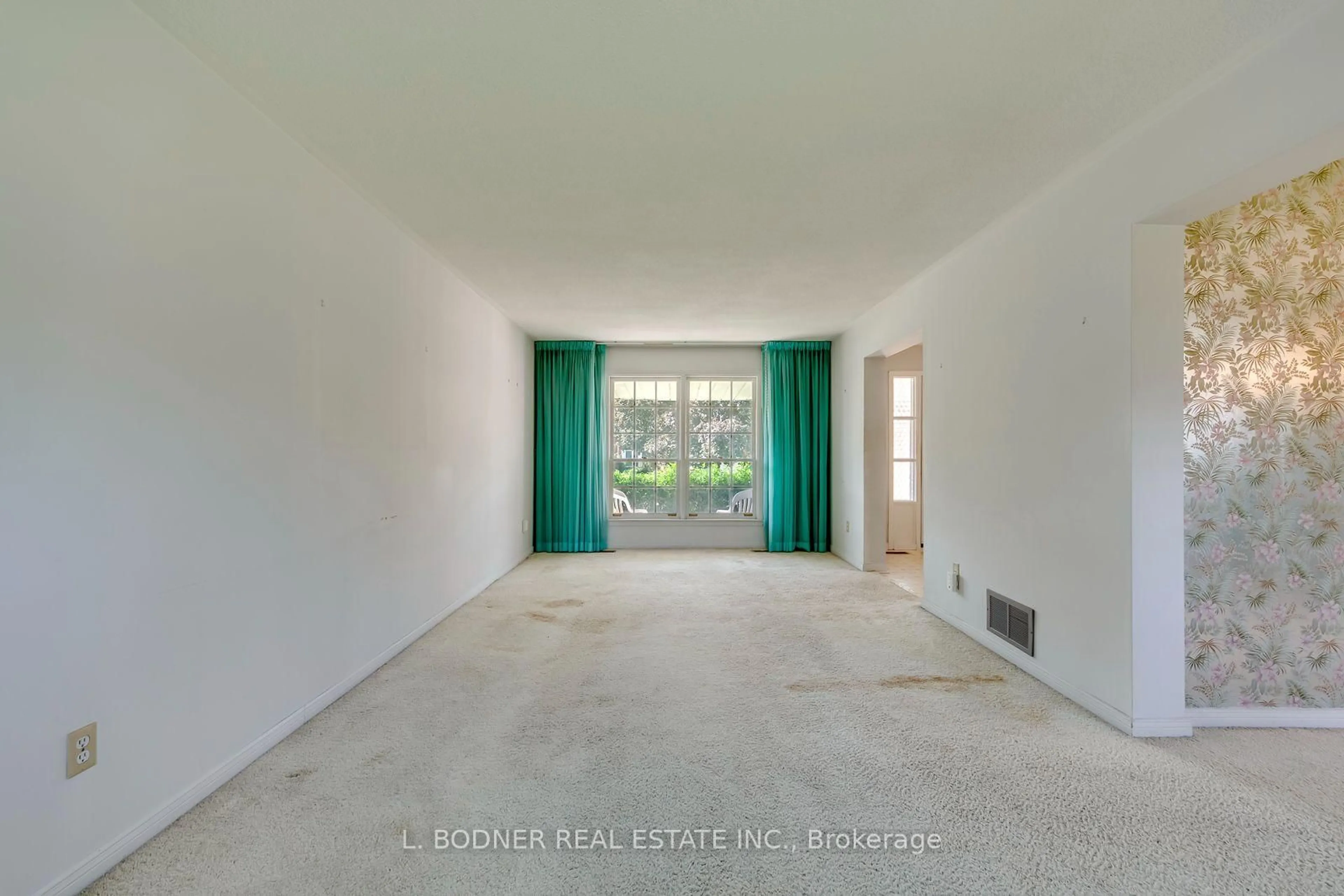 A pic of a room for 4141 Garrowhill Tr, Mississauga Ontario L4W 2H5