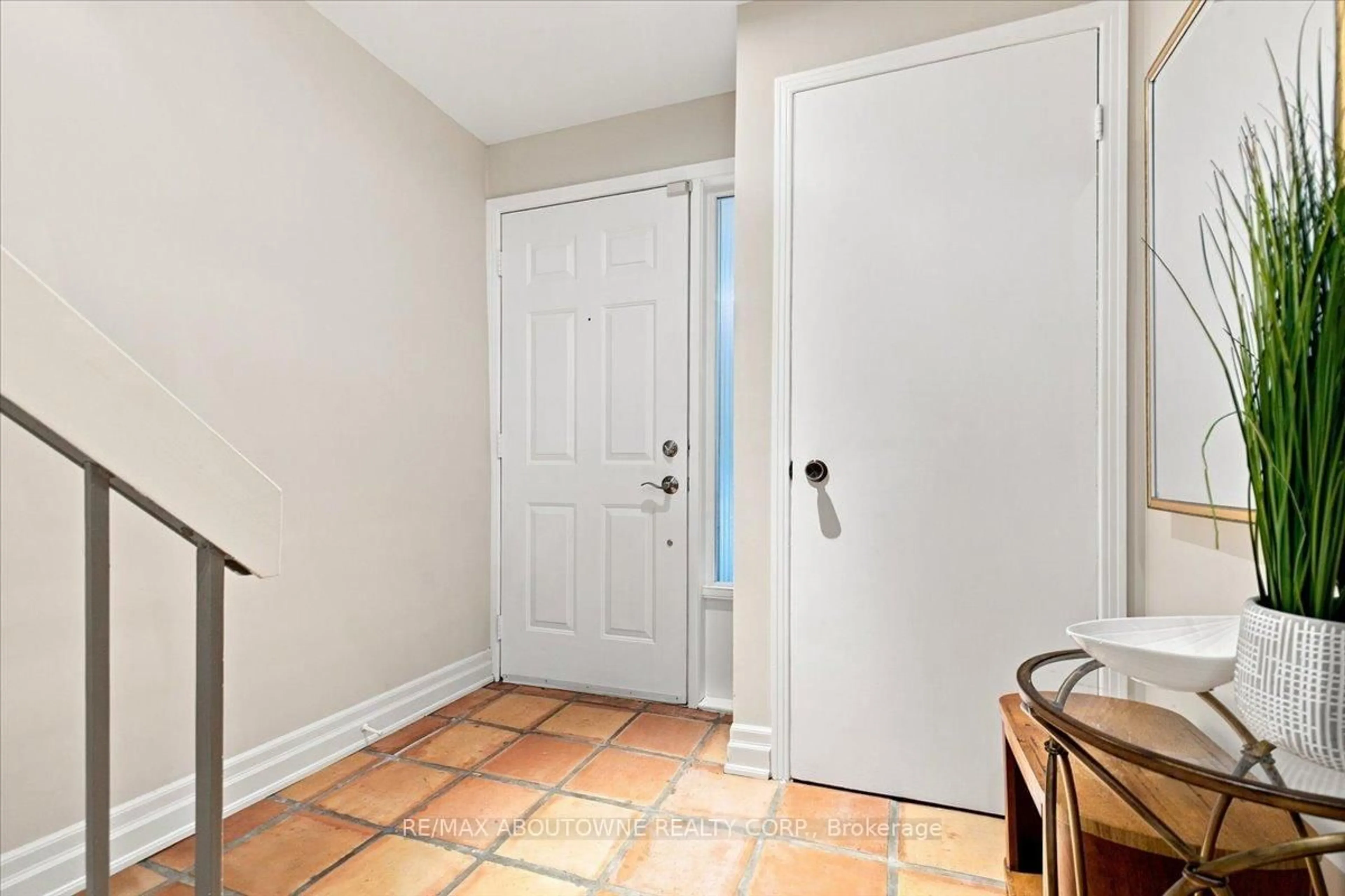 Indoor entryway for 1250 Marlborough Crt #13, Oakville Ontario L6H 2W7