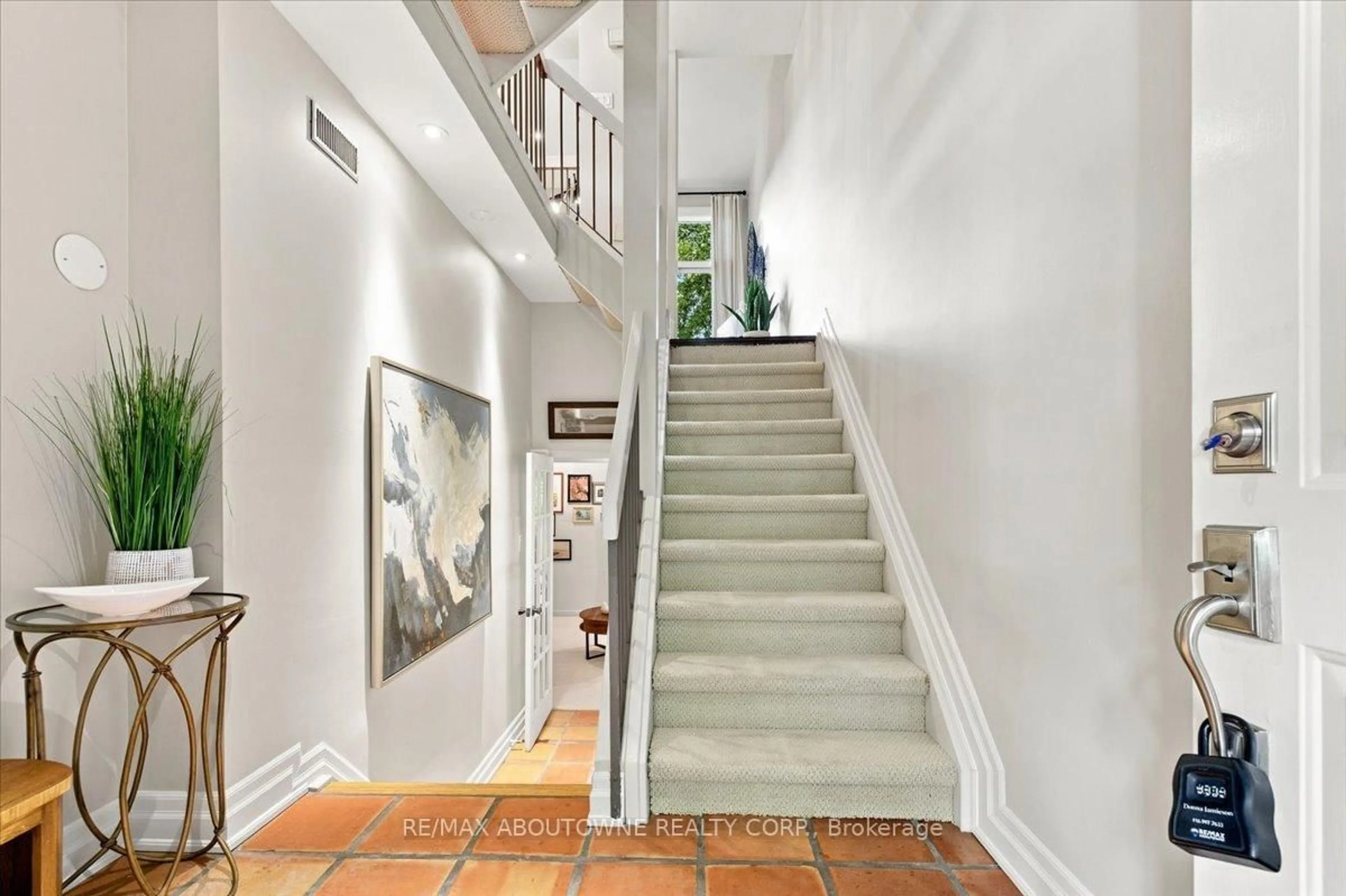 Indoor foyer for 1250 Marlborough Crt #13, Oakville Ontario L6H 2W7