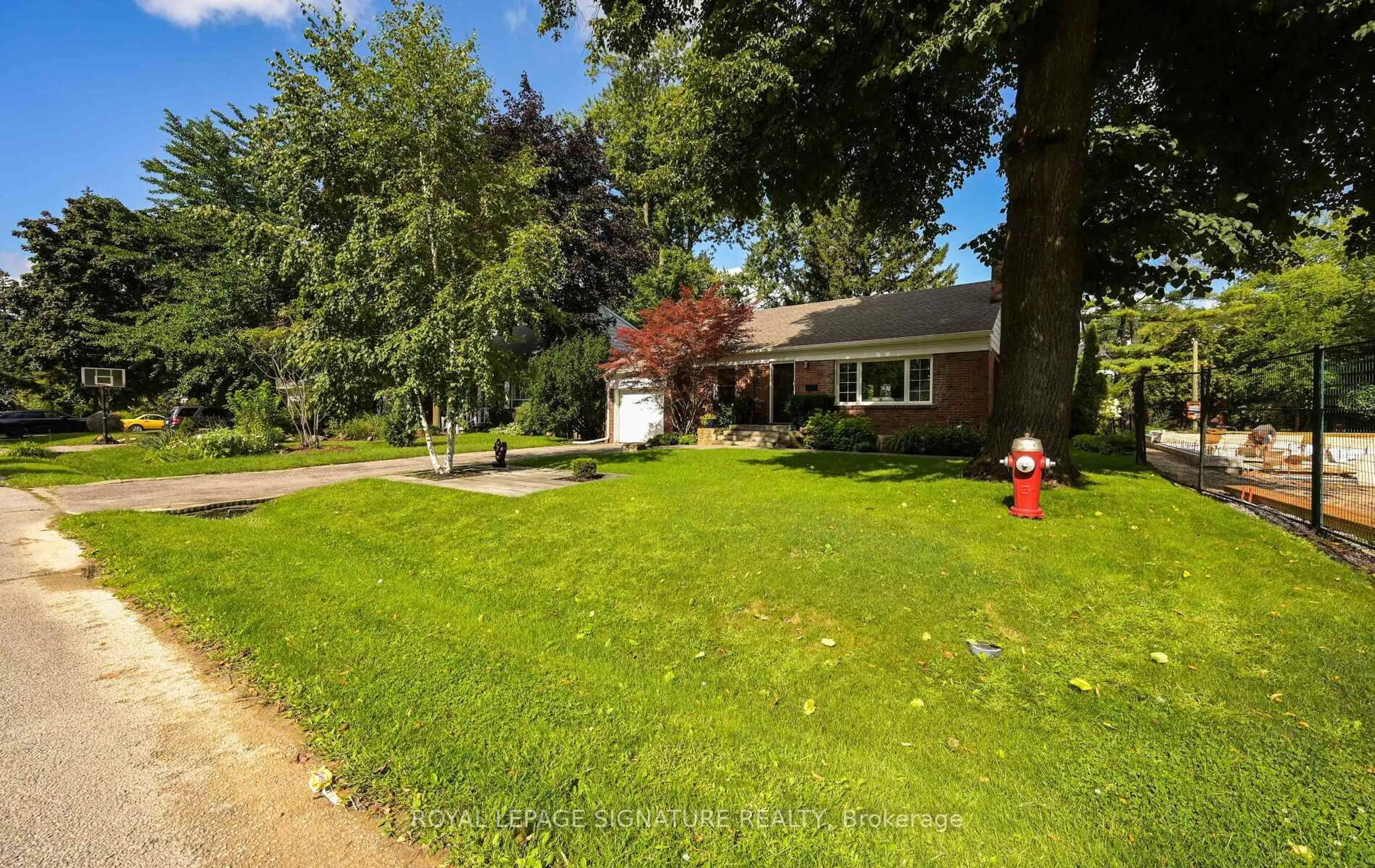 A pic from outside/outdoor area/front of a property/back of a property/a pic from drone, street for 903 Johnathan Dr, Mississauga Ontario L4Y 1J7