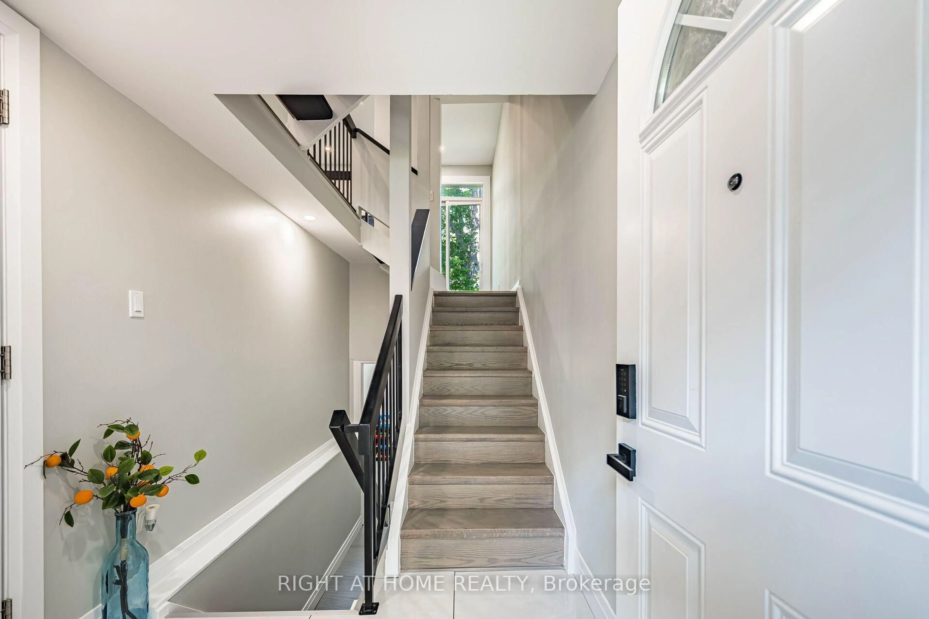 Indoor entryway for 24 Reid Dr #8, Mississauga Ontario L5M 2A6