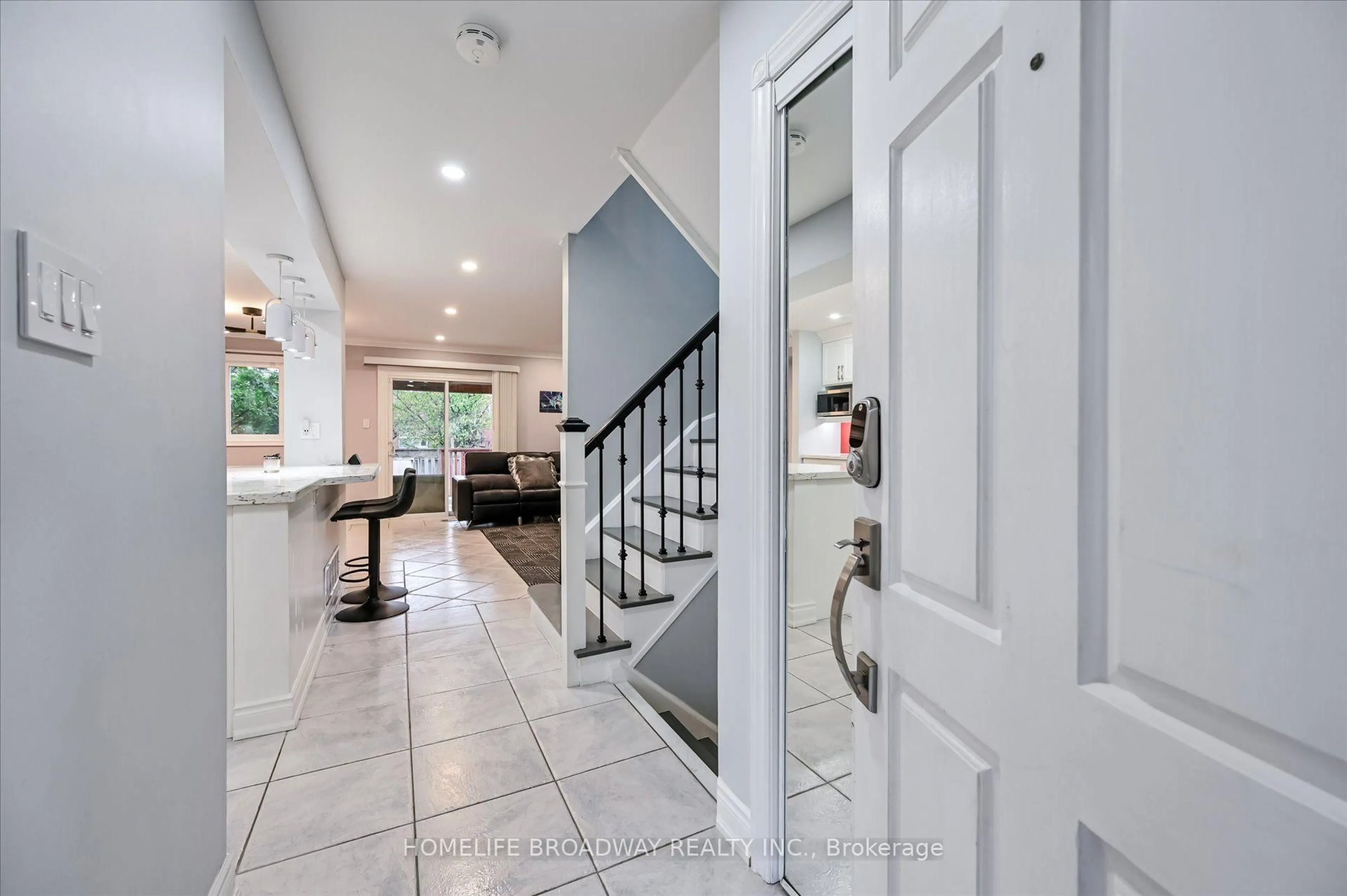 Indoor entryway for 5532 Bourget Dr, Mississauga Ontario L5R 3A4