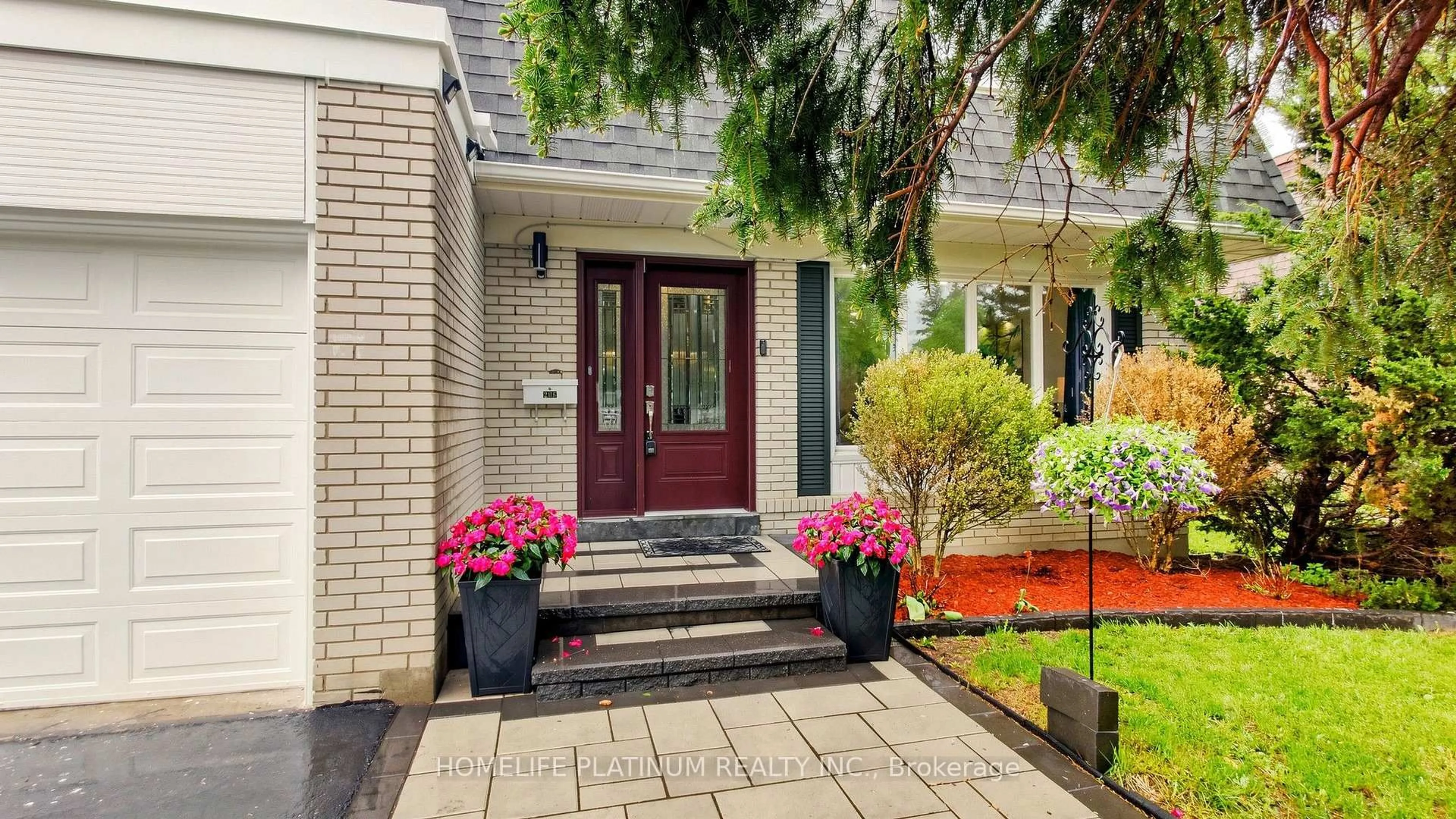 Indoor entryway for 206 Mcmurchy Ave, Brampton Ontario L6Y 1Z3