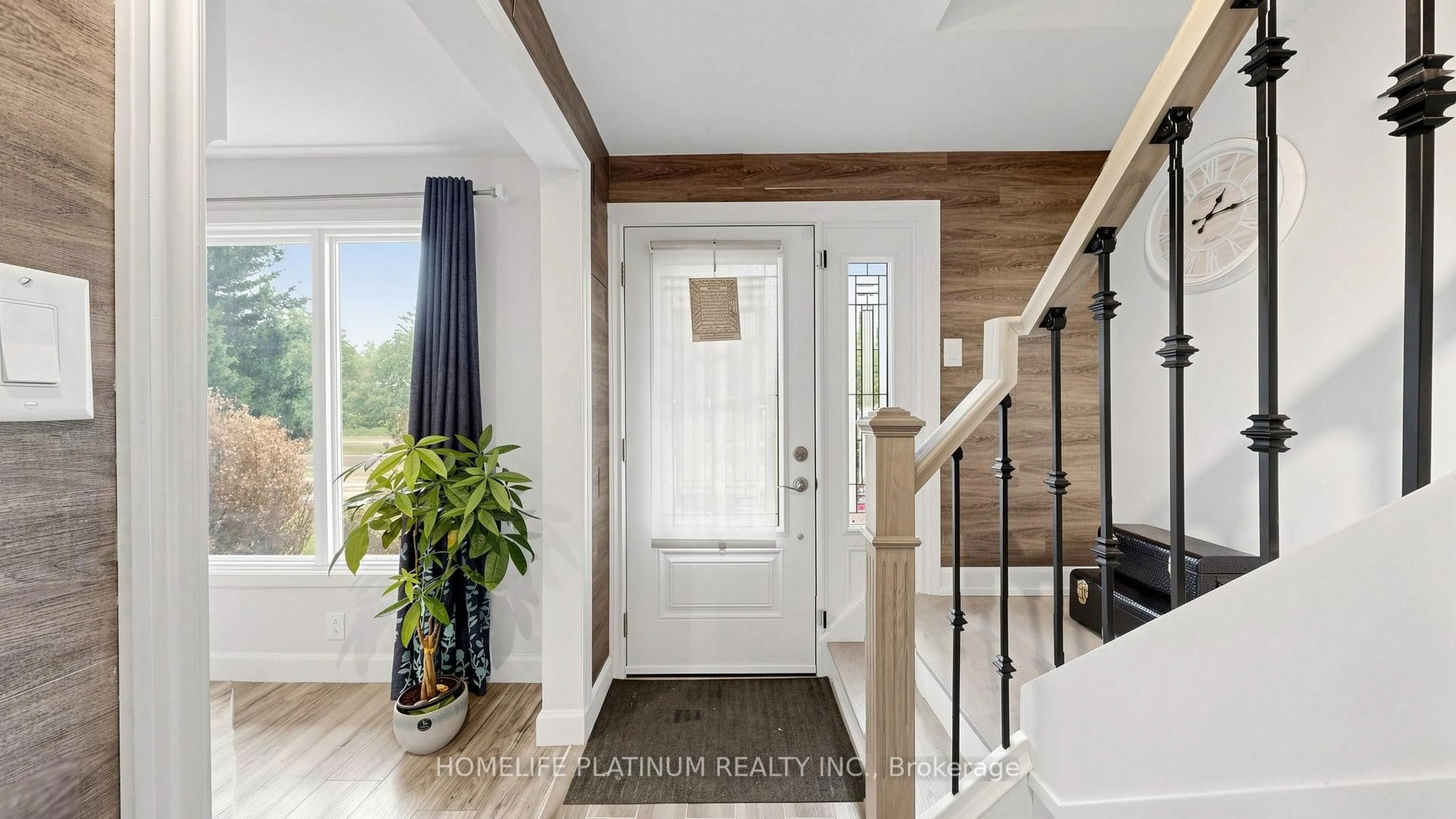 Indoor entryway for 206 Mcmurchy Ave, Brampton Ontario L6Y 1Z3