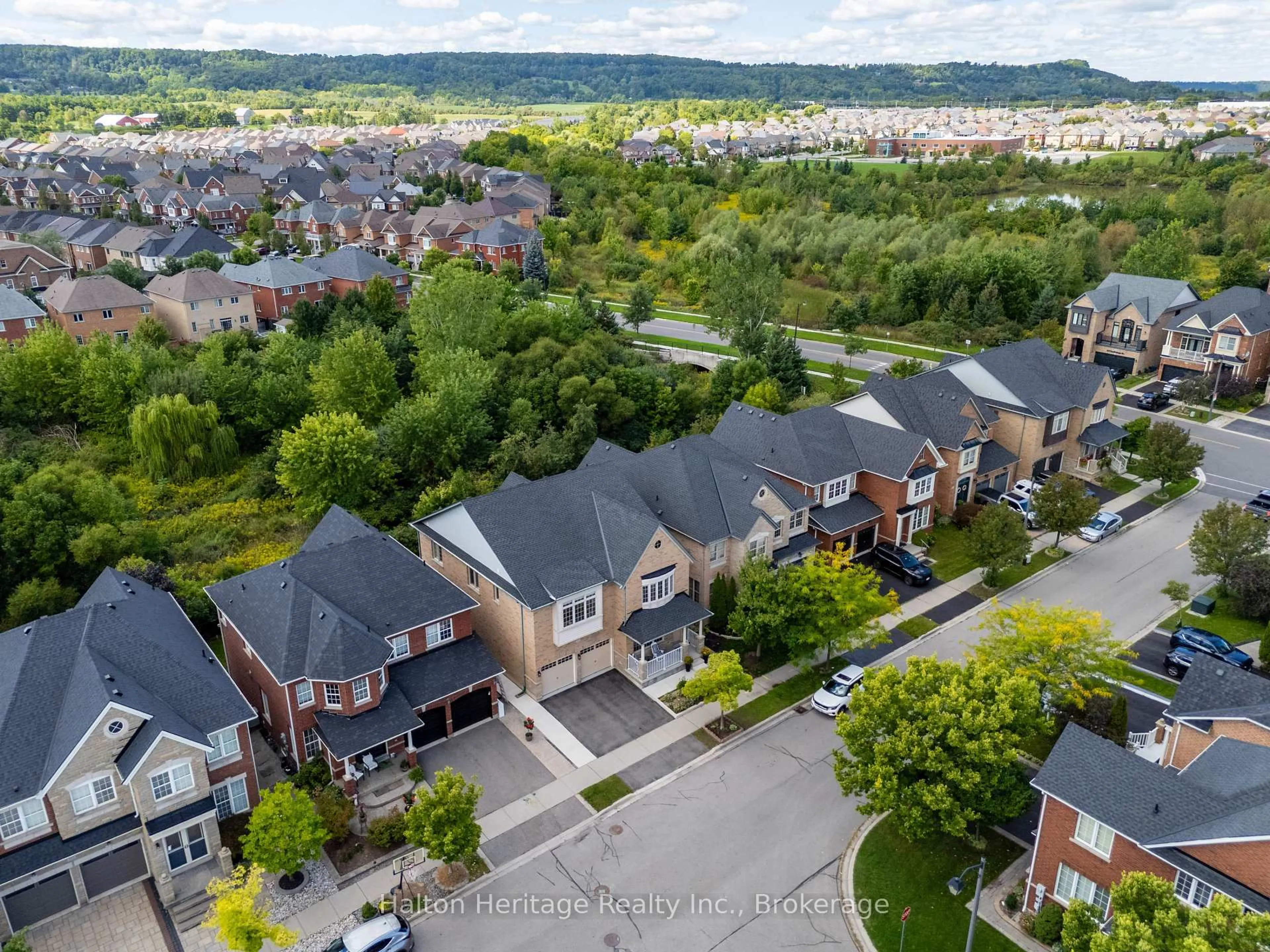 A pic from outside/outdoor area/front of a property/back of a property/a pic from drone, unknown for 360 Holmes Cres, Milton Ontario L9T 0T4