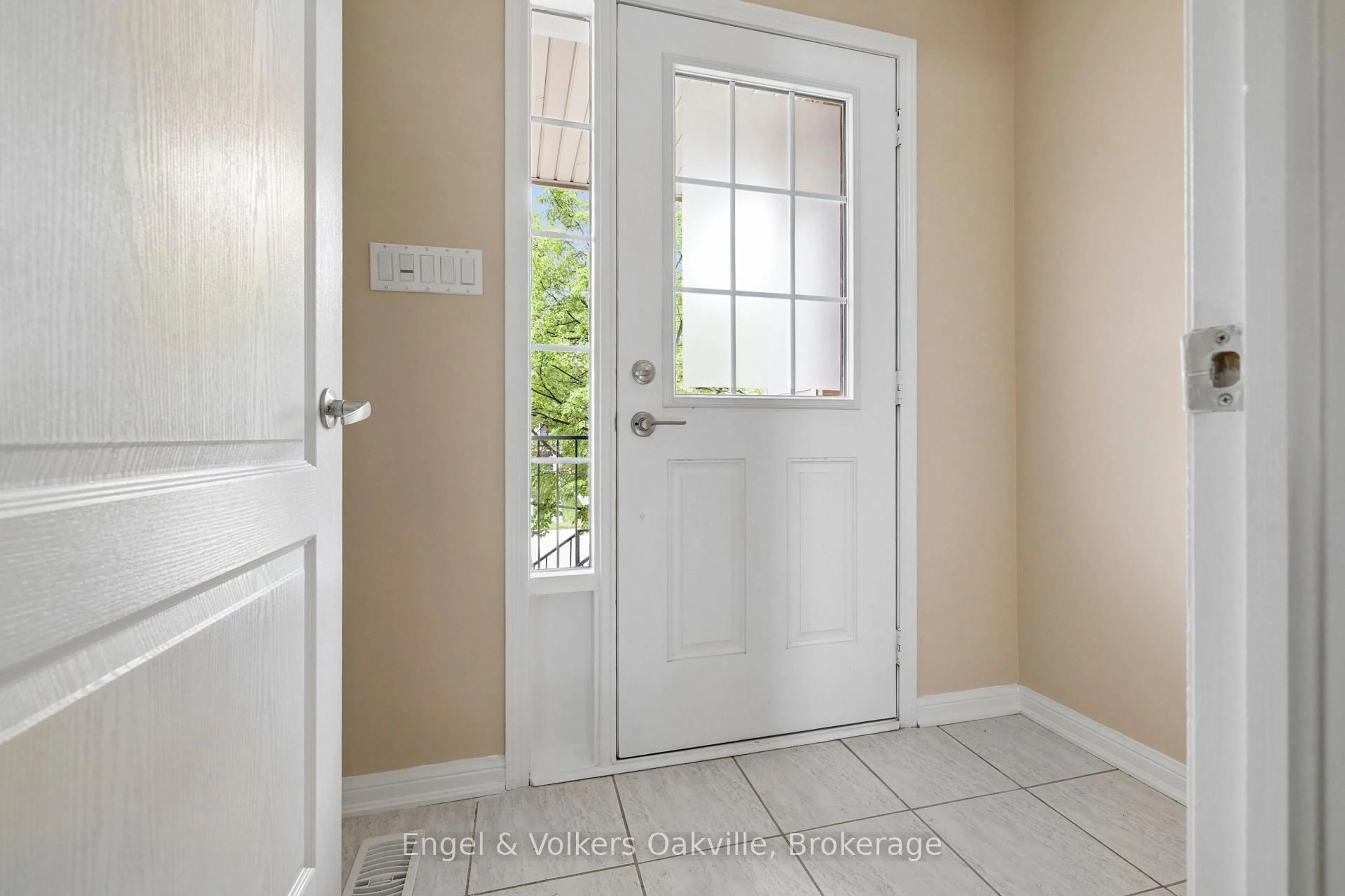 Indoor entryway for 2408 Coho Way, Oakville Ontario L6M 0G6