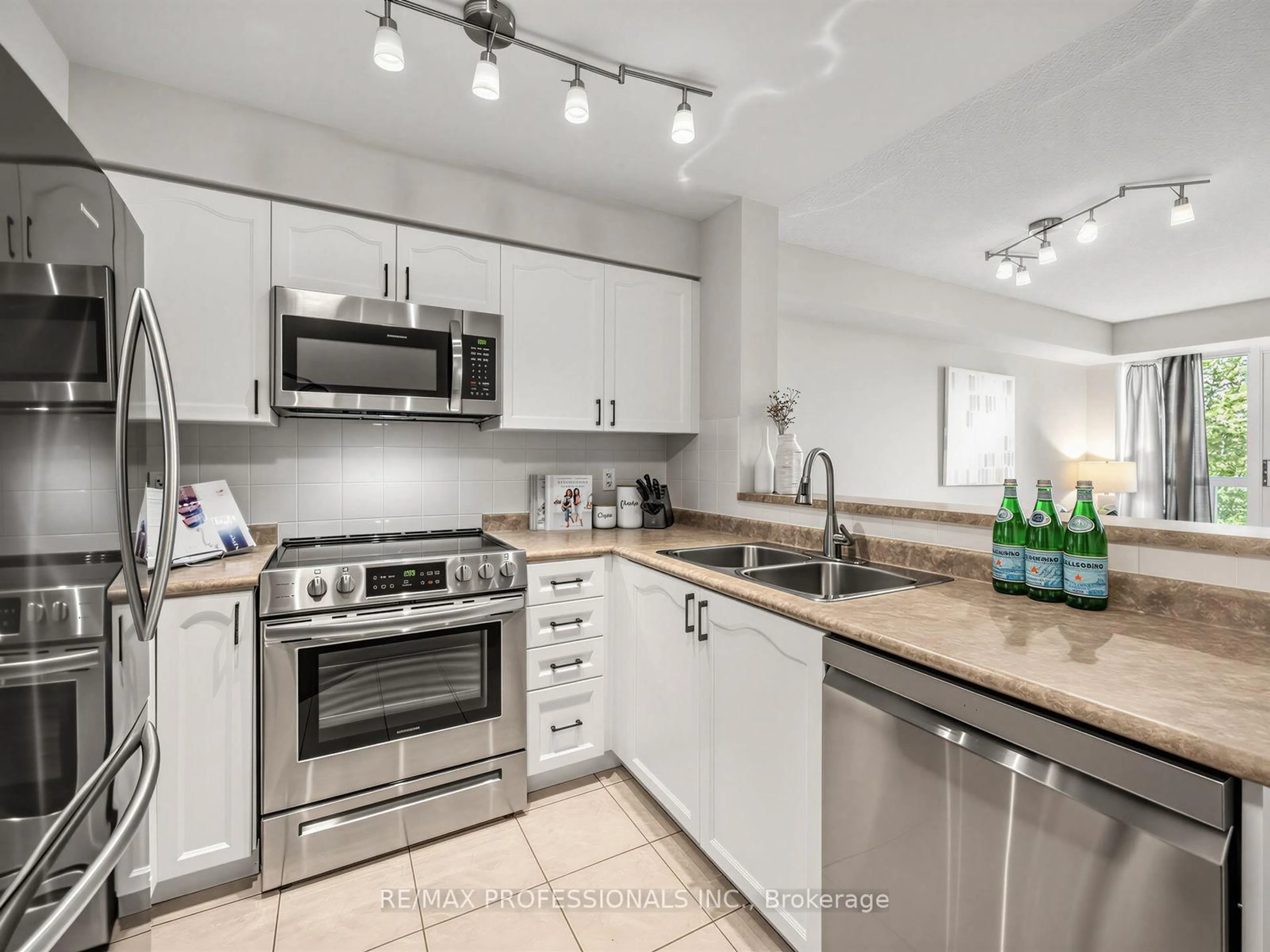 Open concept kitchen, ceramic/tile floor for 7 Michael Power Pl #509, Toronto Ontario M9A 0A4