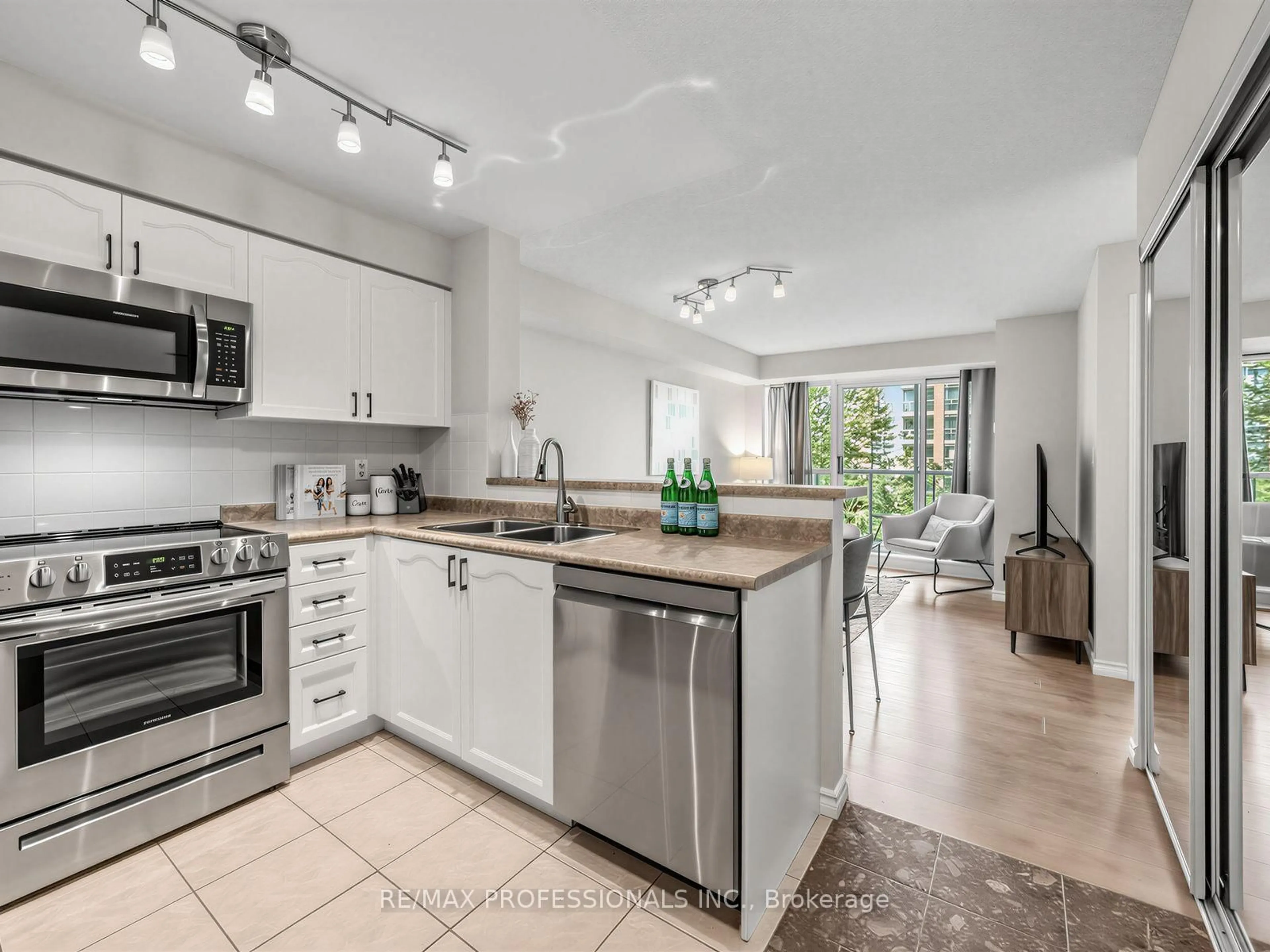 Open concept kitchen, ceramic/tile floor for 7 Michael Power Pl #509, Toronto Ontario M9A 0A4