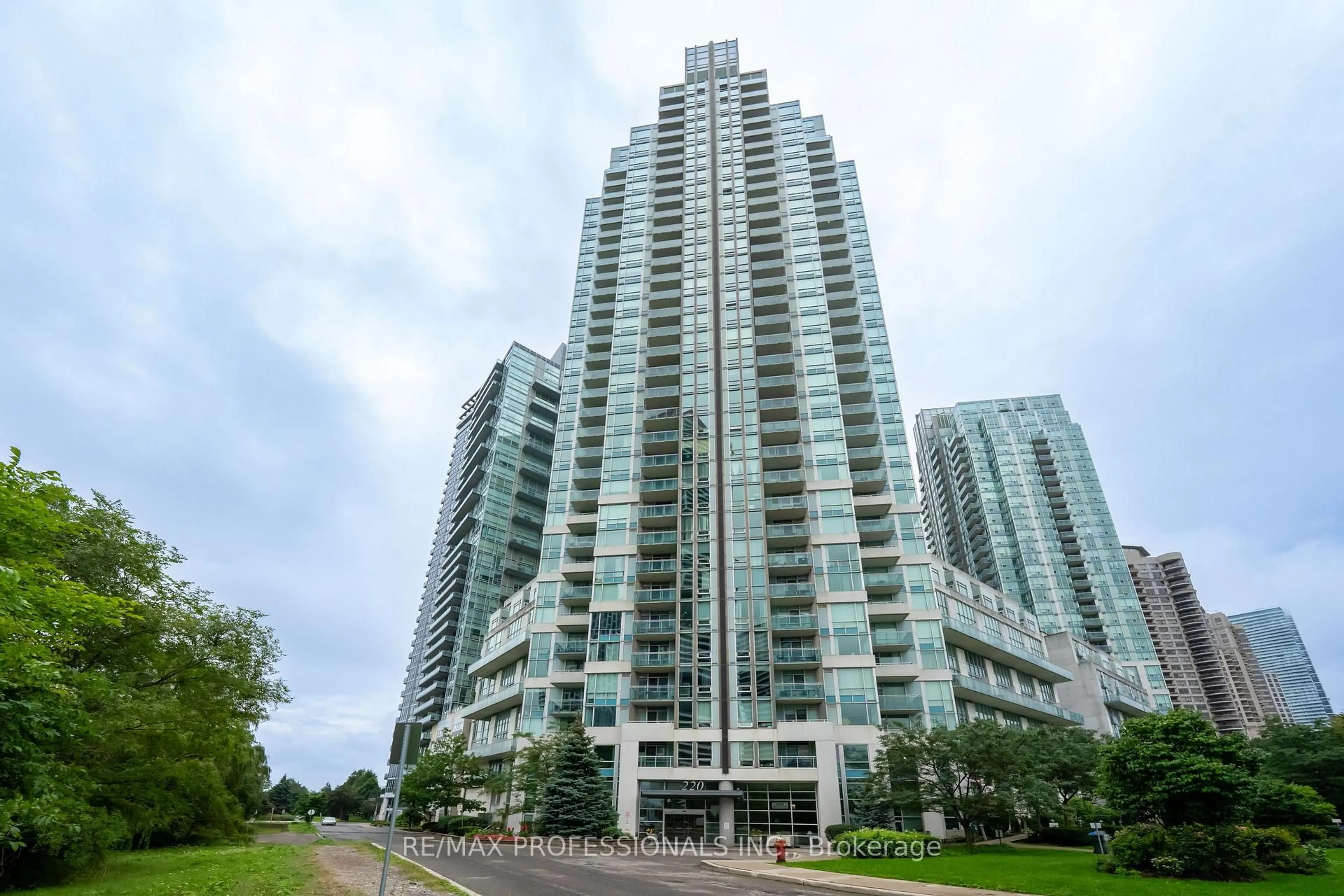 Indoor foyer for 220 Burnhamthorpe Rd #2004, Mississauga Ontario L5B 4N4