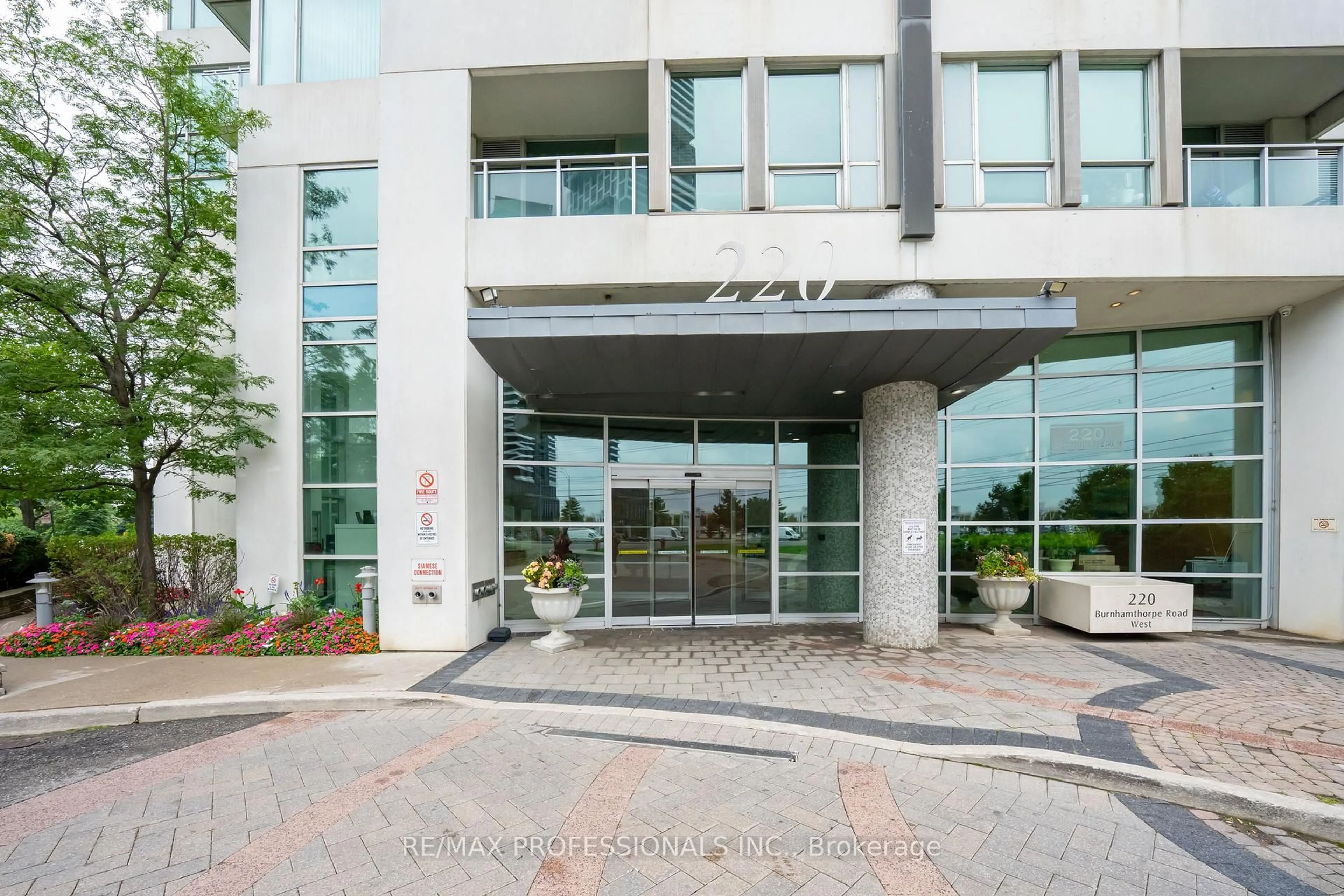 Indoor foyer for 220 Burnhamthorpe Rd #2004, Mississauga Ontario L5B 4N4