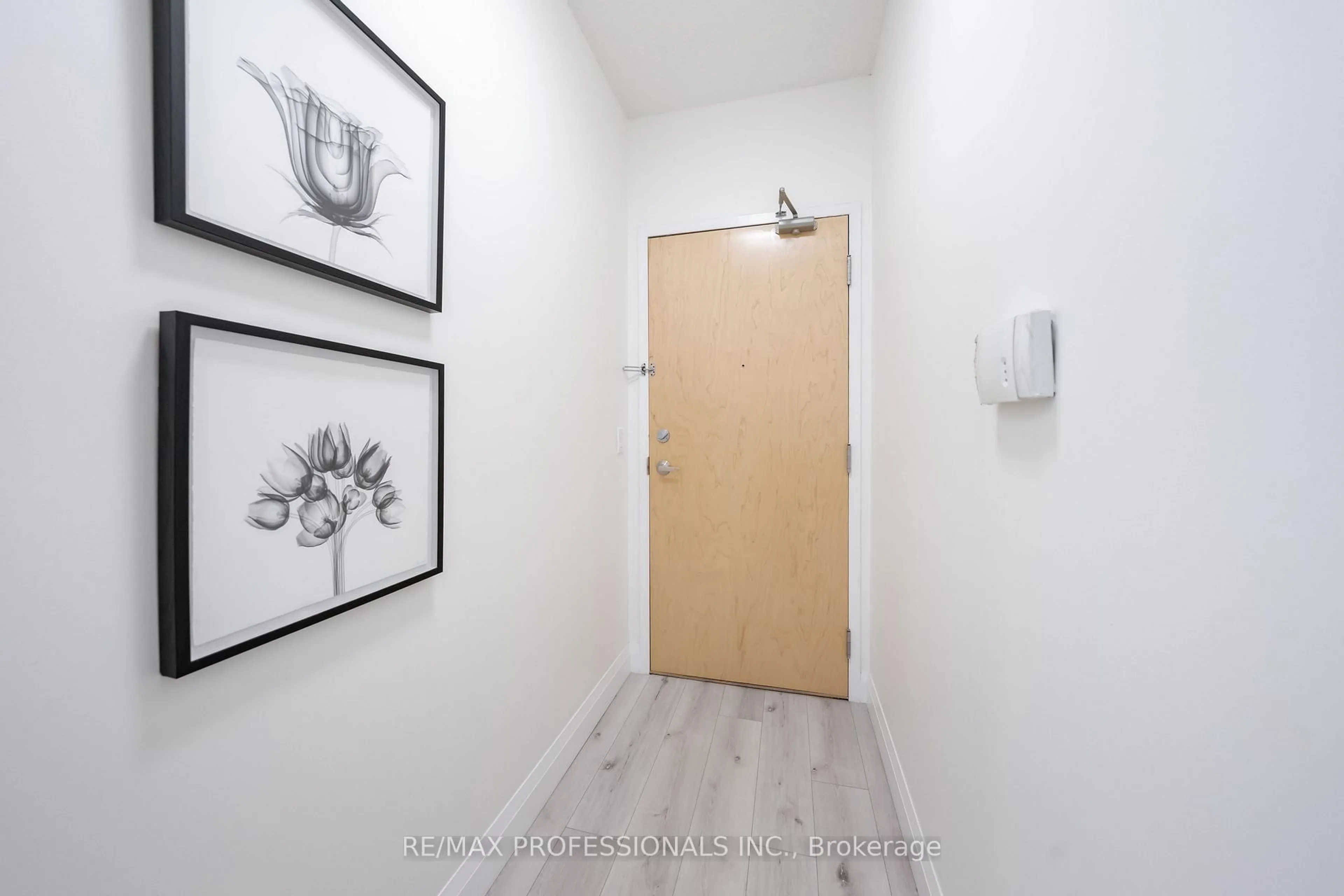 Indoor entryway for 220 Burnhamthorpe Rd #2004, Mississauga Ontario L5B 4N4