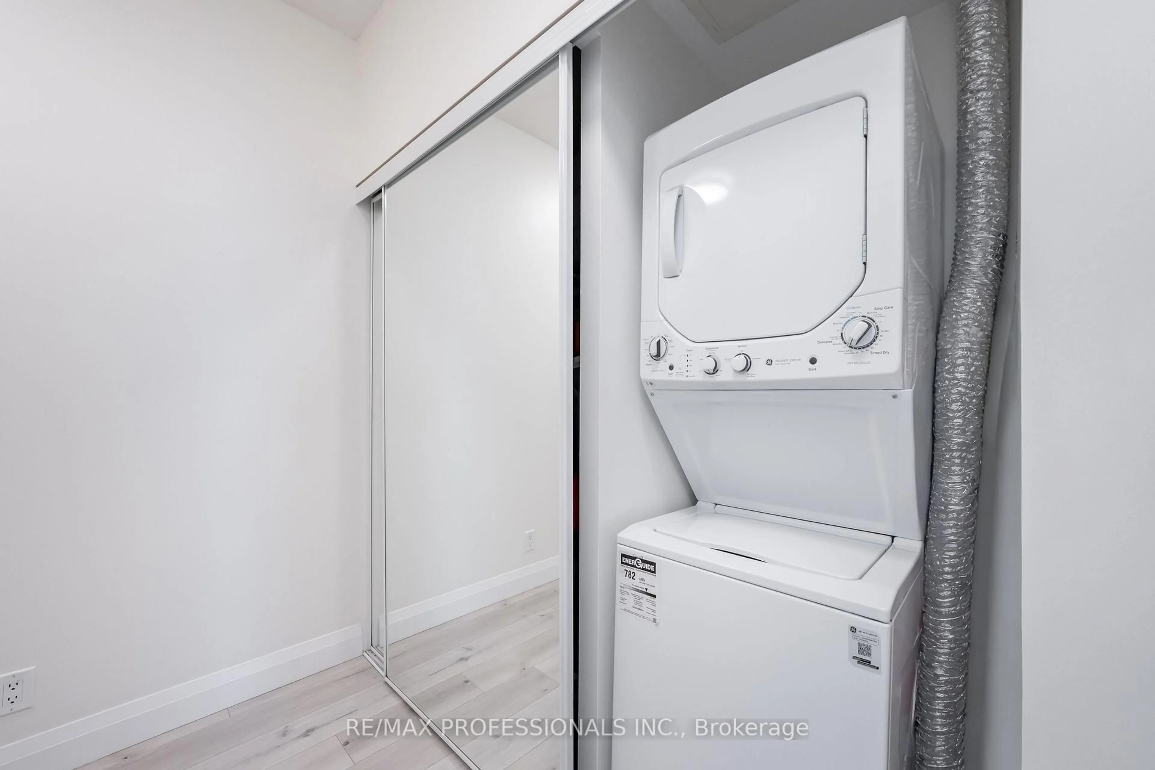 Laundry room for 220 Burnhamthorpe Rd #2004, Mississauga Ontario L5B 4N4