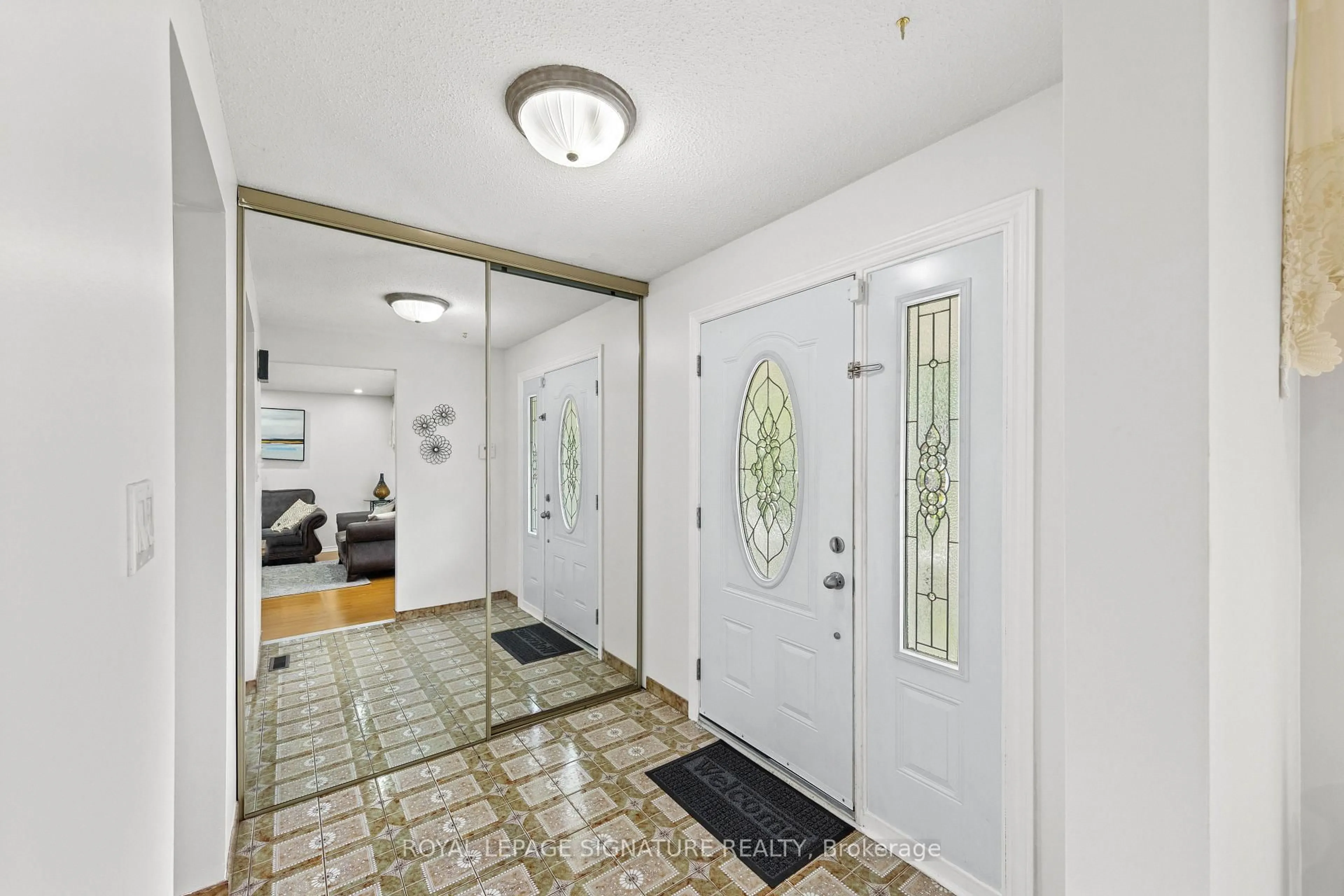 Indoor entryway for 112 Kingswood Dr, Brampton Ontario L6V 2W3