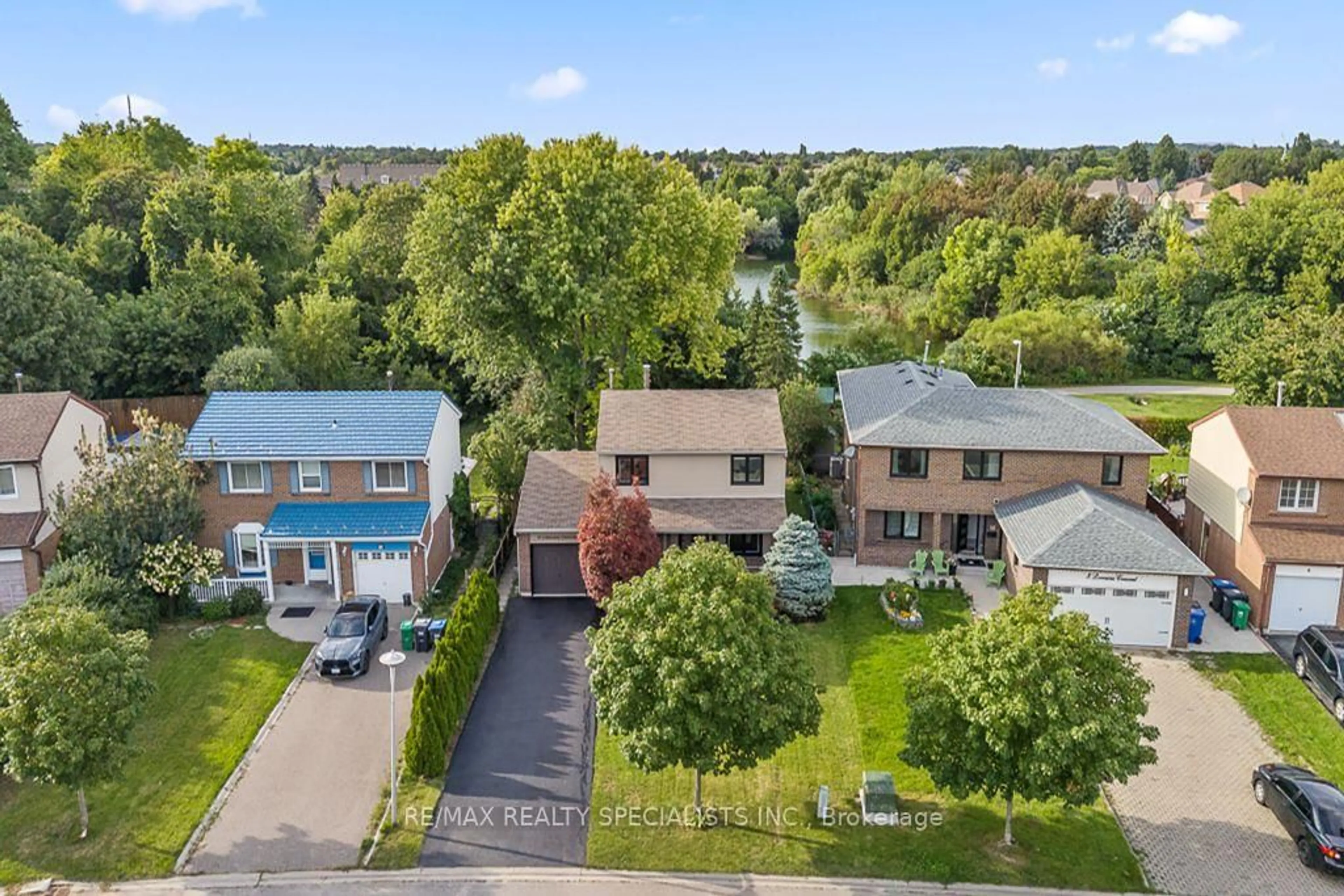 A pic from outside/outdoor area/front of a property/back of a property/a pic from drone, street for 10 Lorraine Cres, Brampton Ontario L6S 2R7
