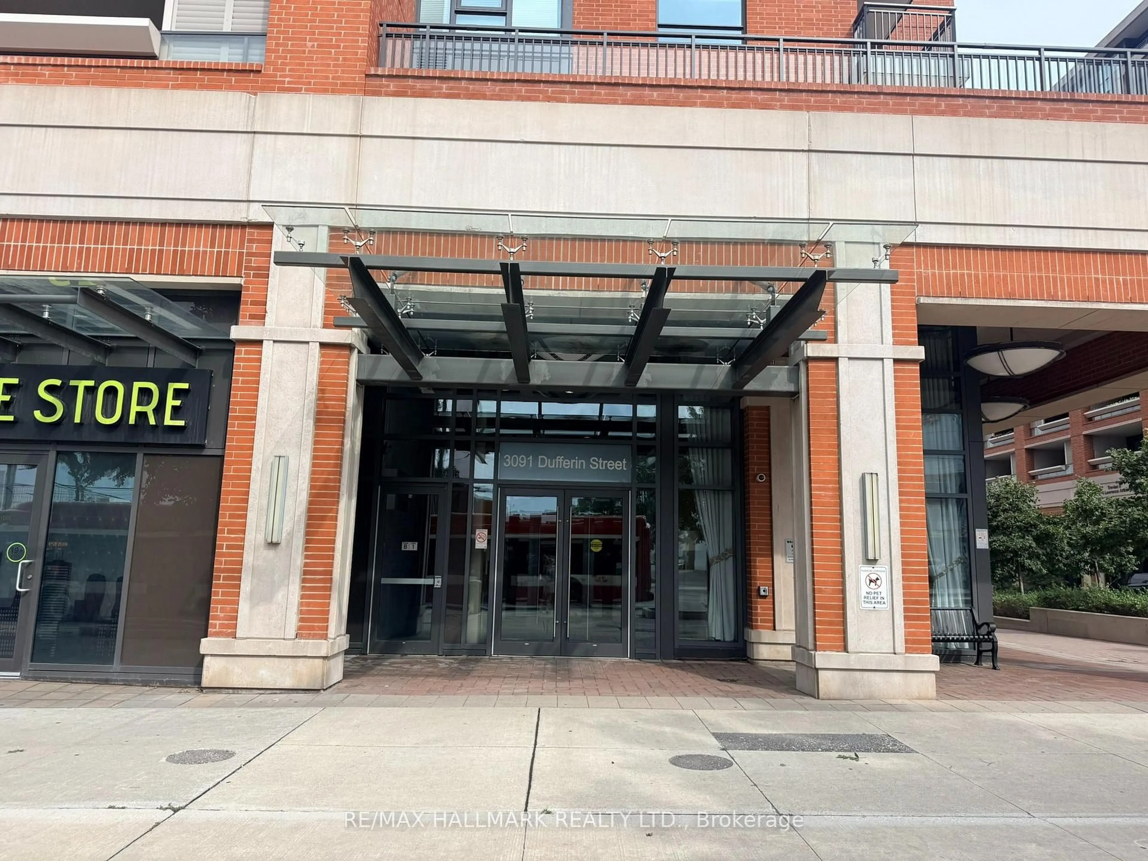 Indoor foyer for 3091 Dufferin St #208, Toronto Ontario M6A 0C4