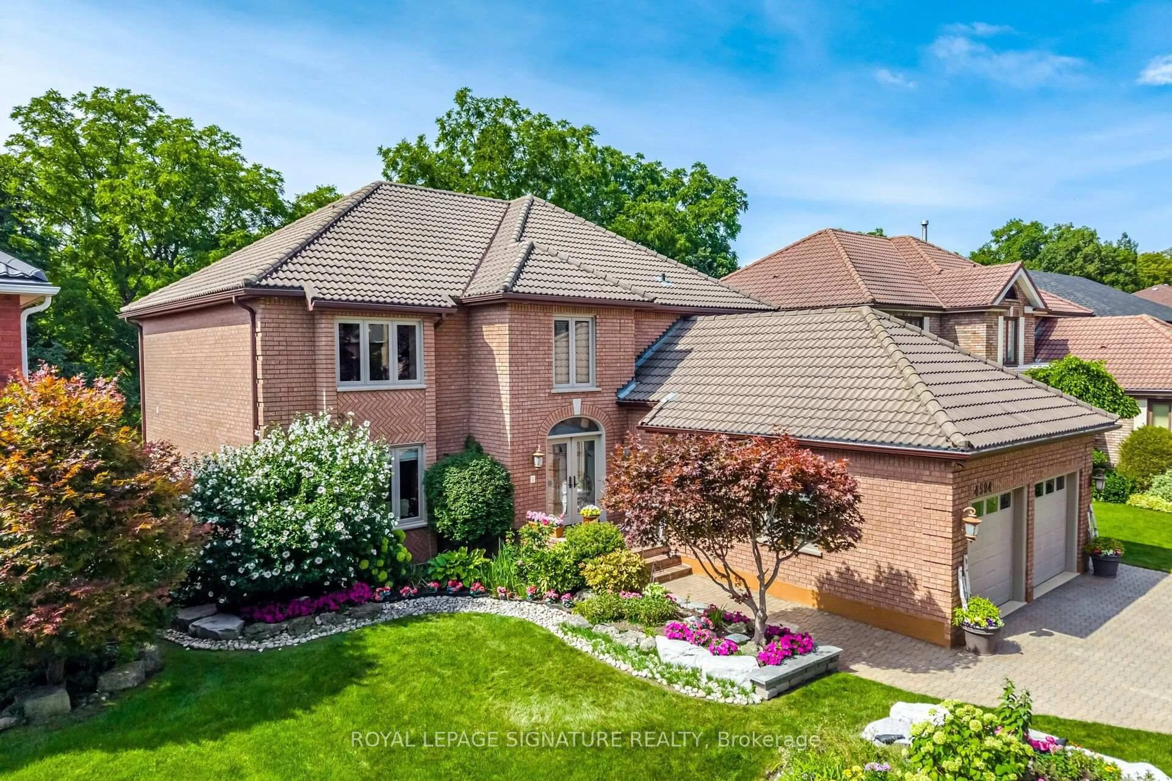 A pic from outside/outdoor area/front of a property/back of a property/a pic from drone, street for 4594 Badminton Dr, Mississauga Ontario L5M 3H6