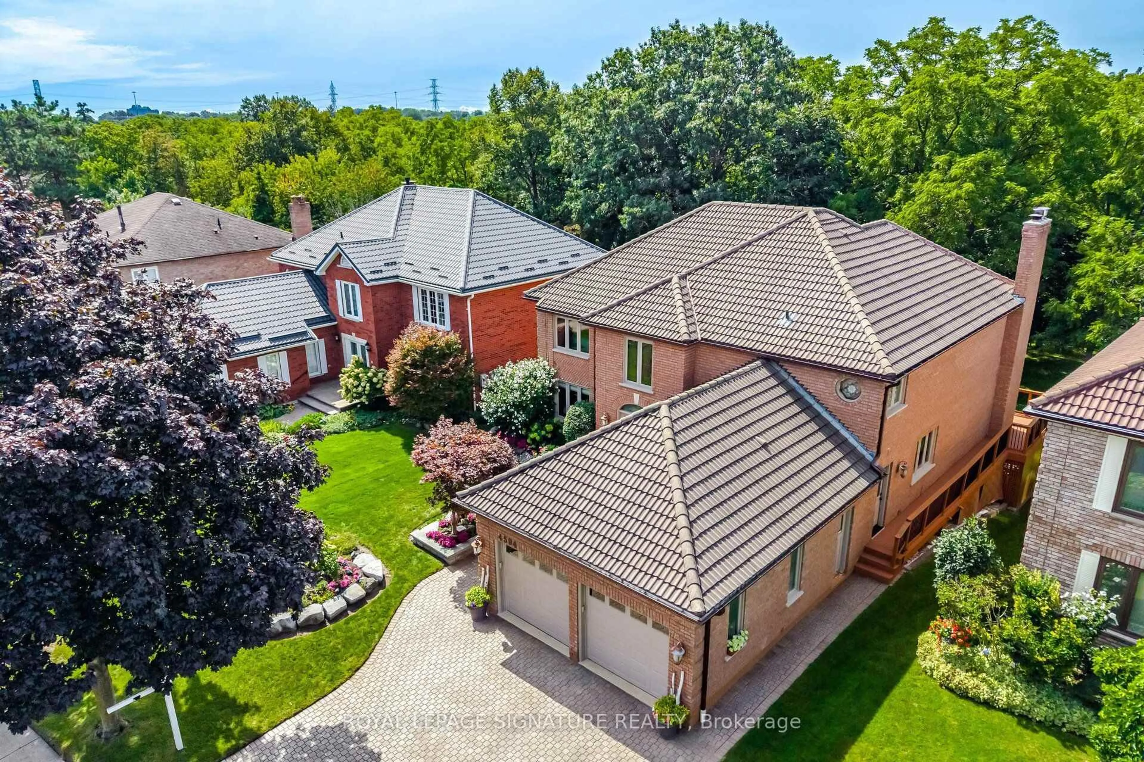 A pic from outside/outdoor area/front of a property/back of a property/a pic from drone, street for 4594 Badminton Dr, Mississauga Ontario L5M 3H6