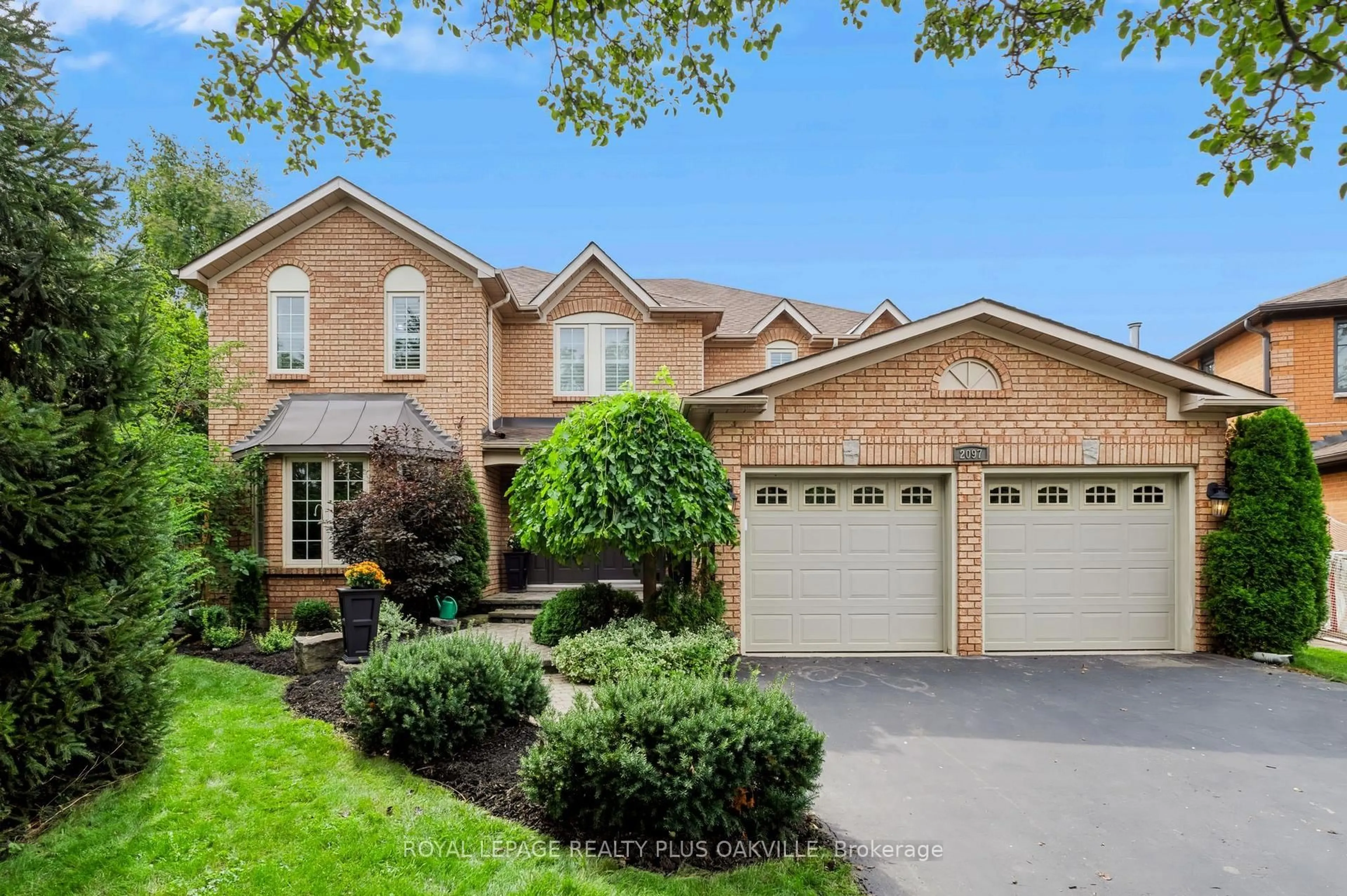 Home with brick exterior material, street for 2097 Innkeeper Crt, Oakville Ontario L6M 3A2