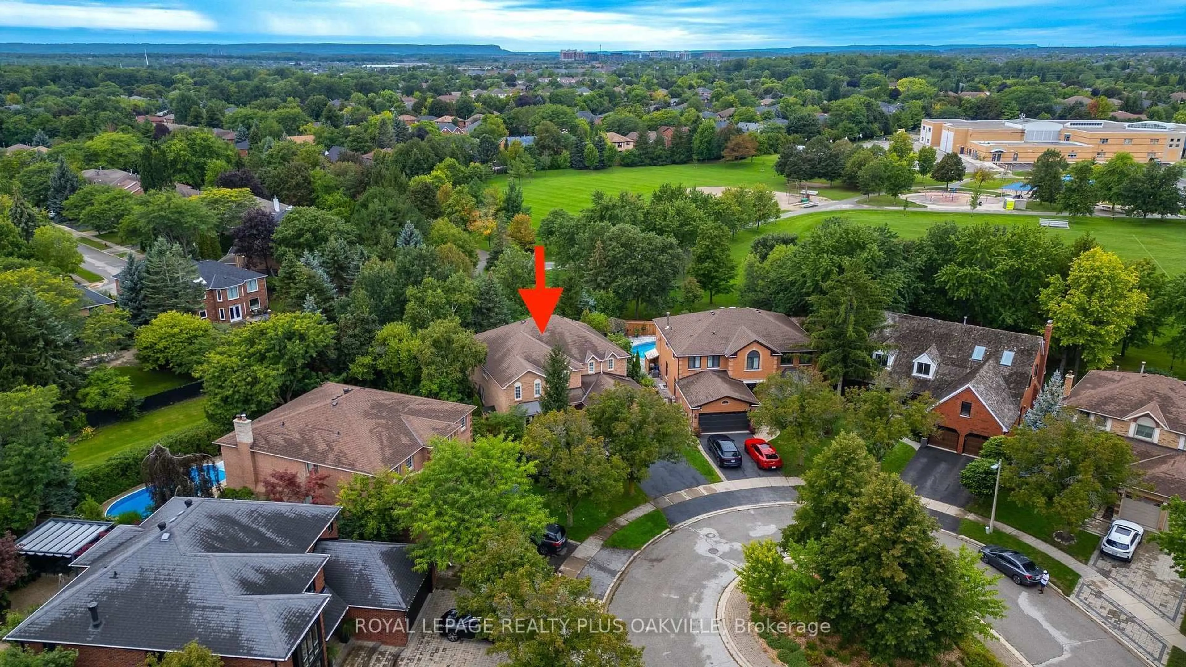 A pic from outside/outdoor area/front of a property/back of a property/a pic from drone, unknown for 2097 Innkeeper Crt, Oakville Ontario L6M 3A2