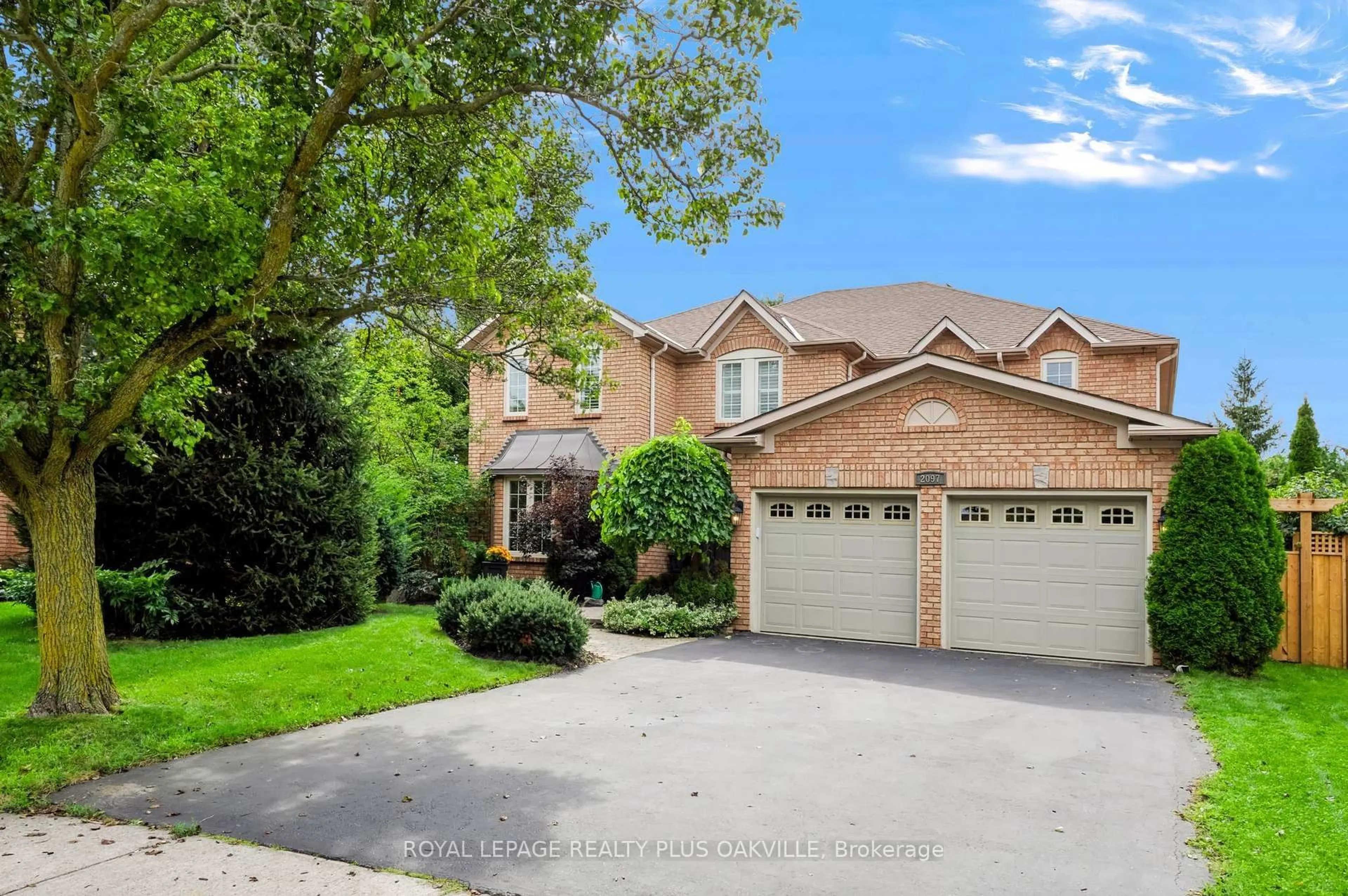 Home with brick exterior material, street for 2097 Innkeeper Crt, Oakville Ontario L6M 3A2