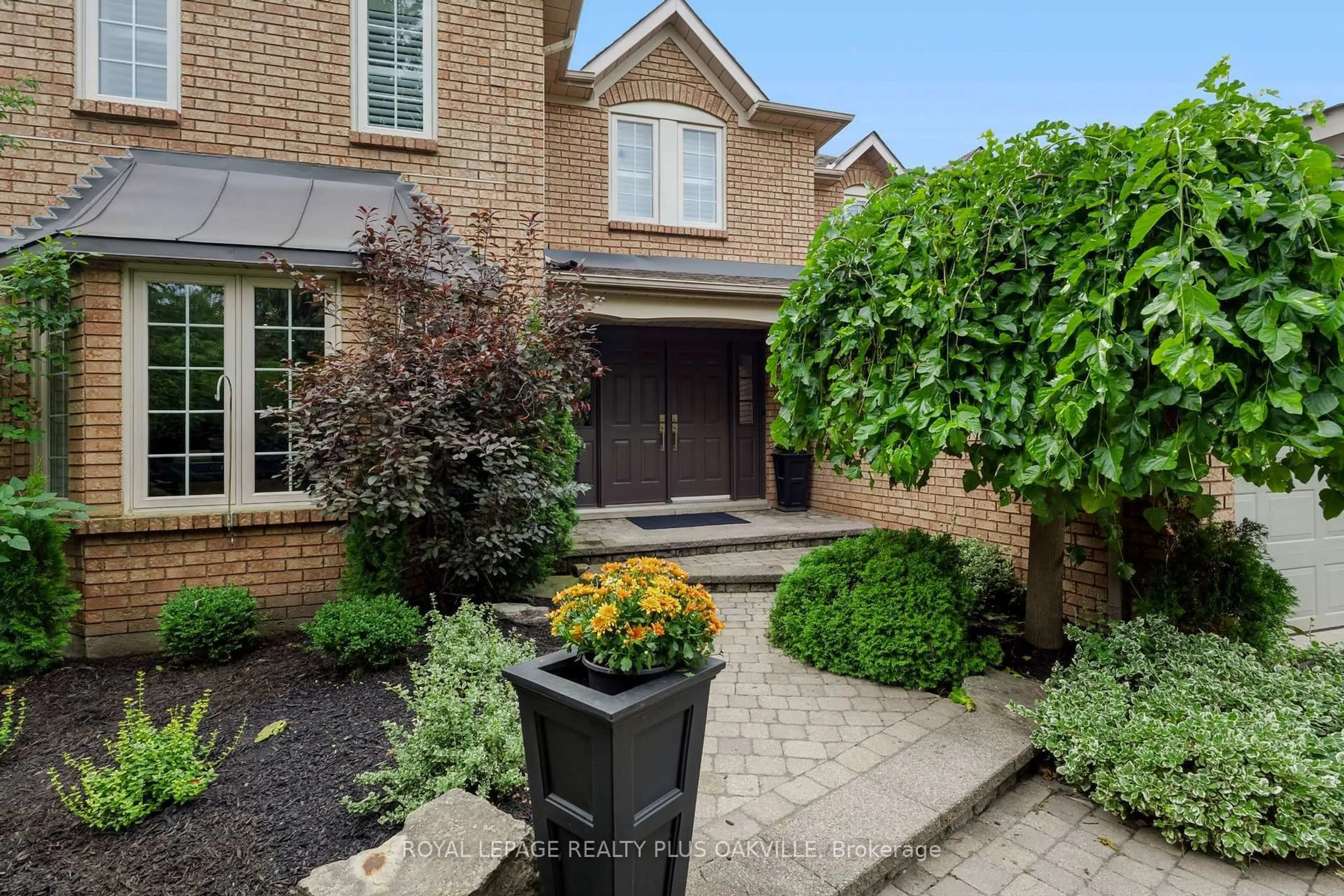 Home with brick exterior material, street for 2097 Innkeeper Crt, Oakville Ontario L6M 3A2