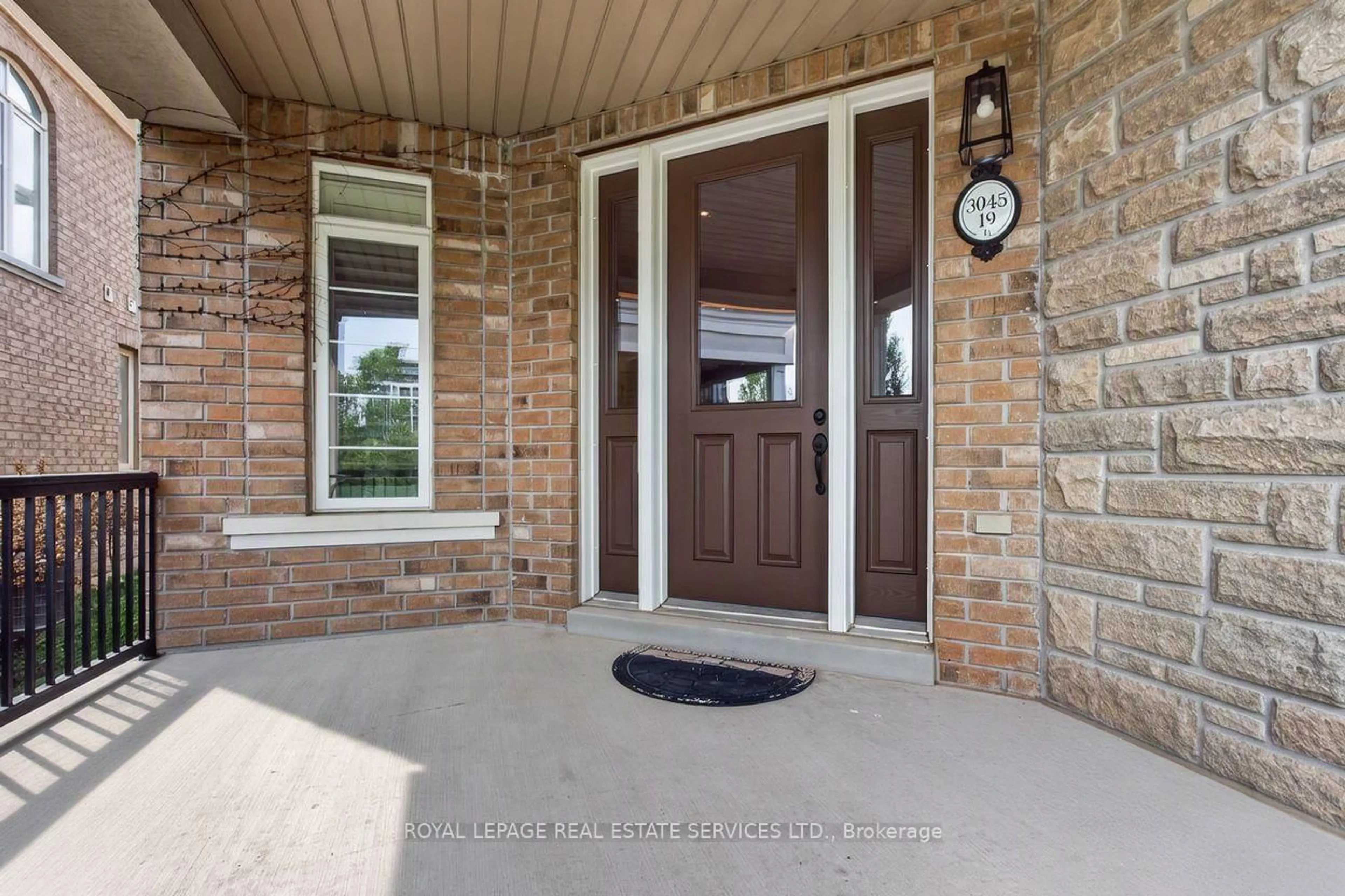 Indoor entryway for 3045 Gladeside Ave #19, Oakville Ontario L6M 0R2