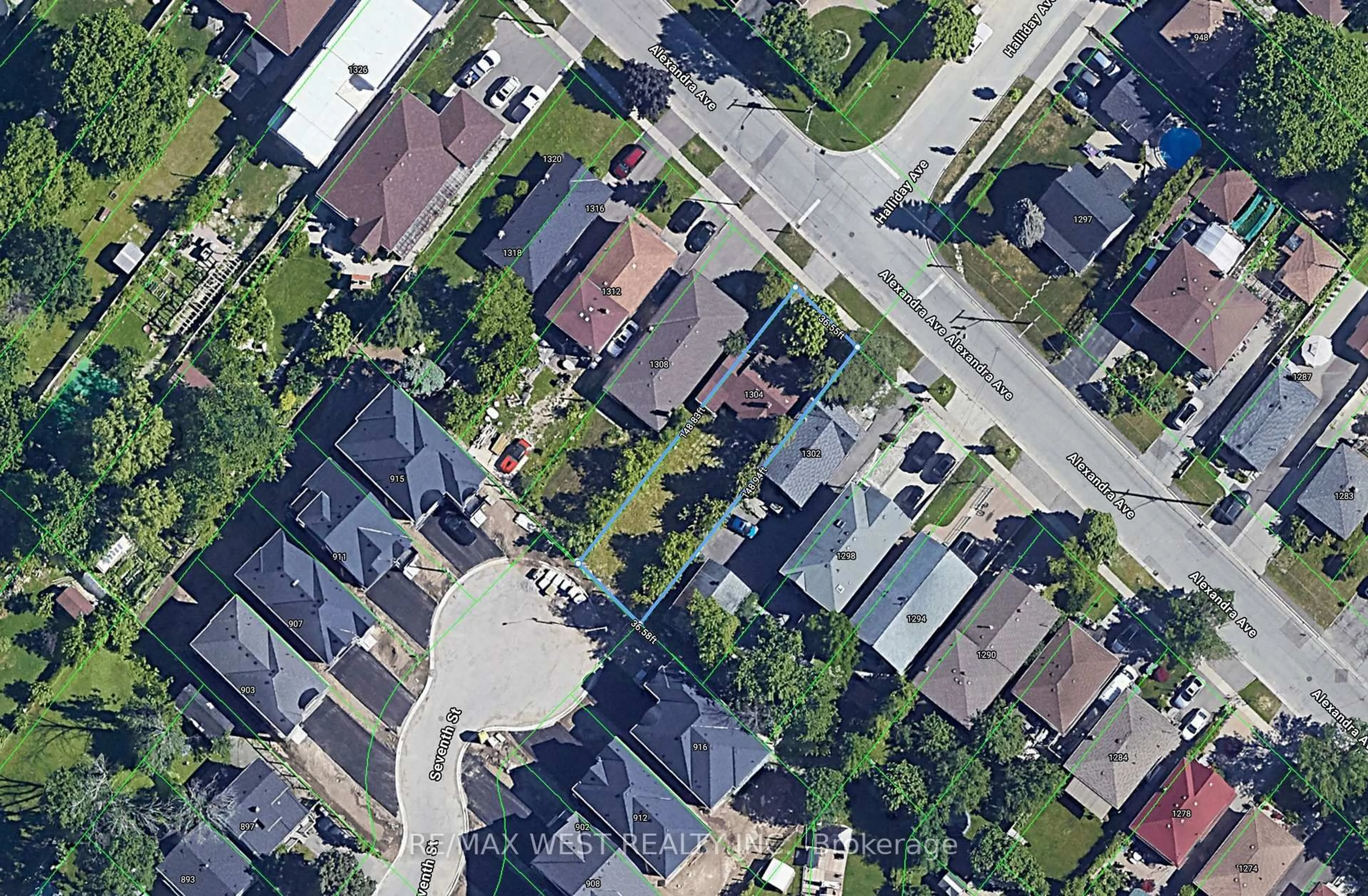 A pic from outside/outdoor area/front of a property/back of a property/a pic from drone, street for 1304 Alexandra Ave, Mississauga Ontario L5E 2A6