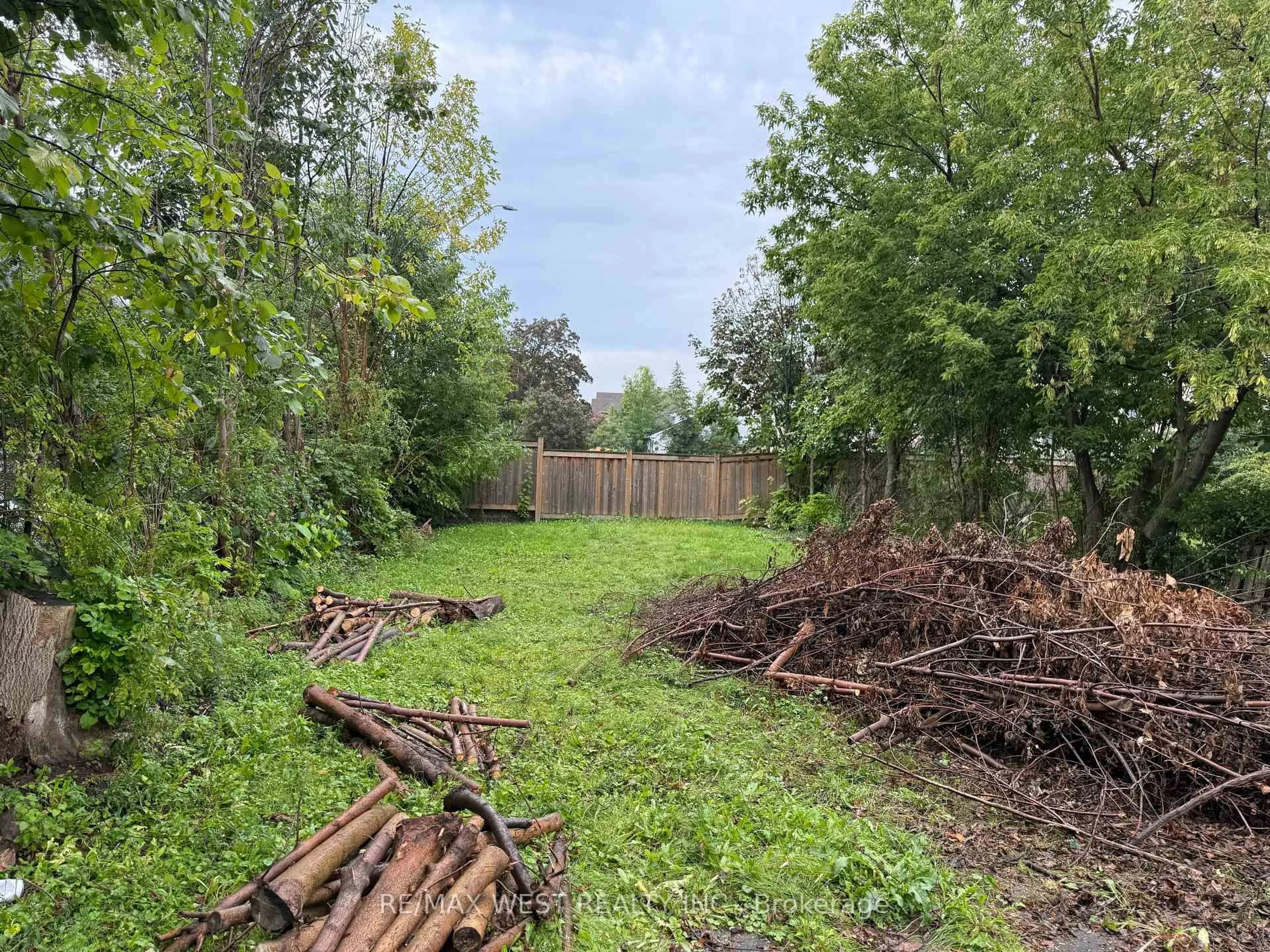 Unknown for 1304 Alexandra Ave, Mississauga Ontario L5E 2A6