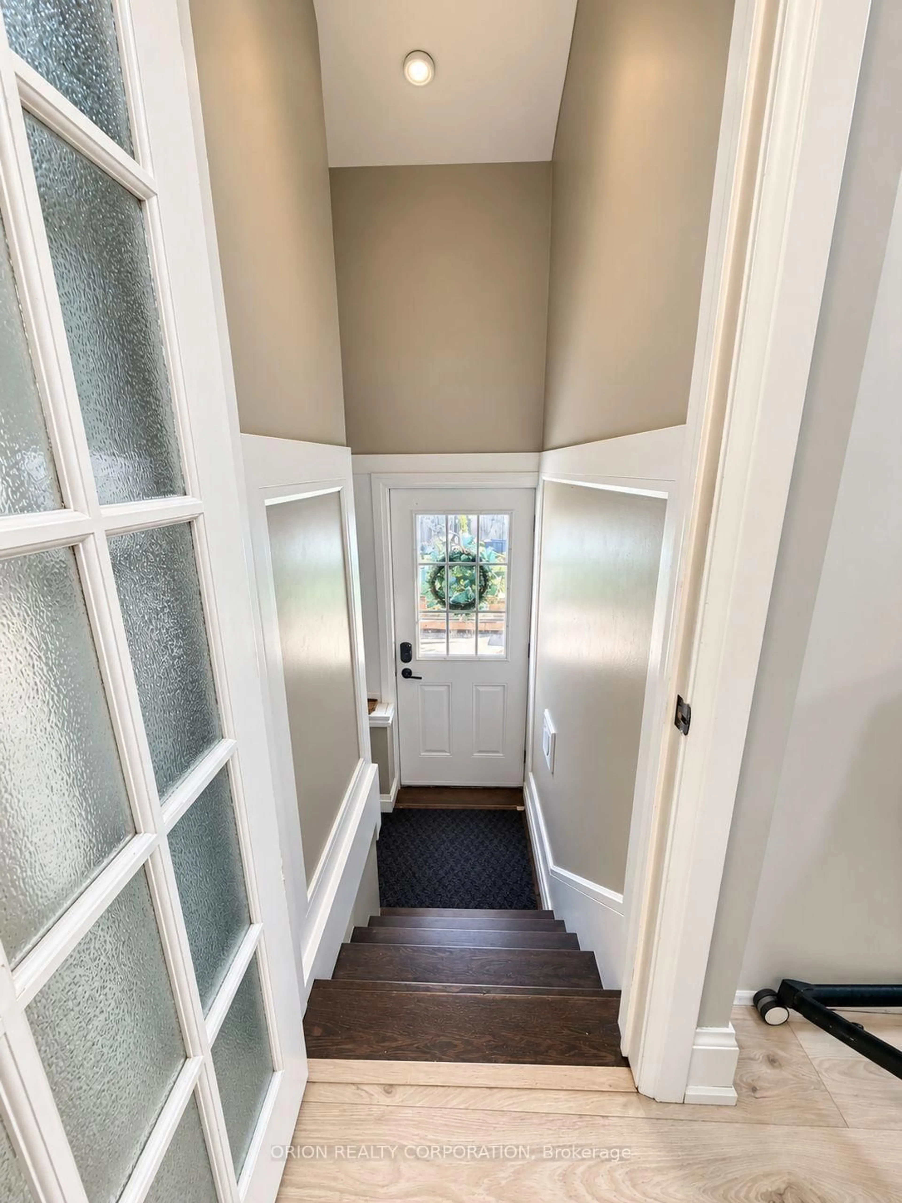 Indoor entryway for 1267 Fisher Ave, Burlington Ontario L7P 2L5
