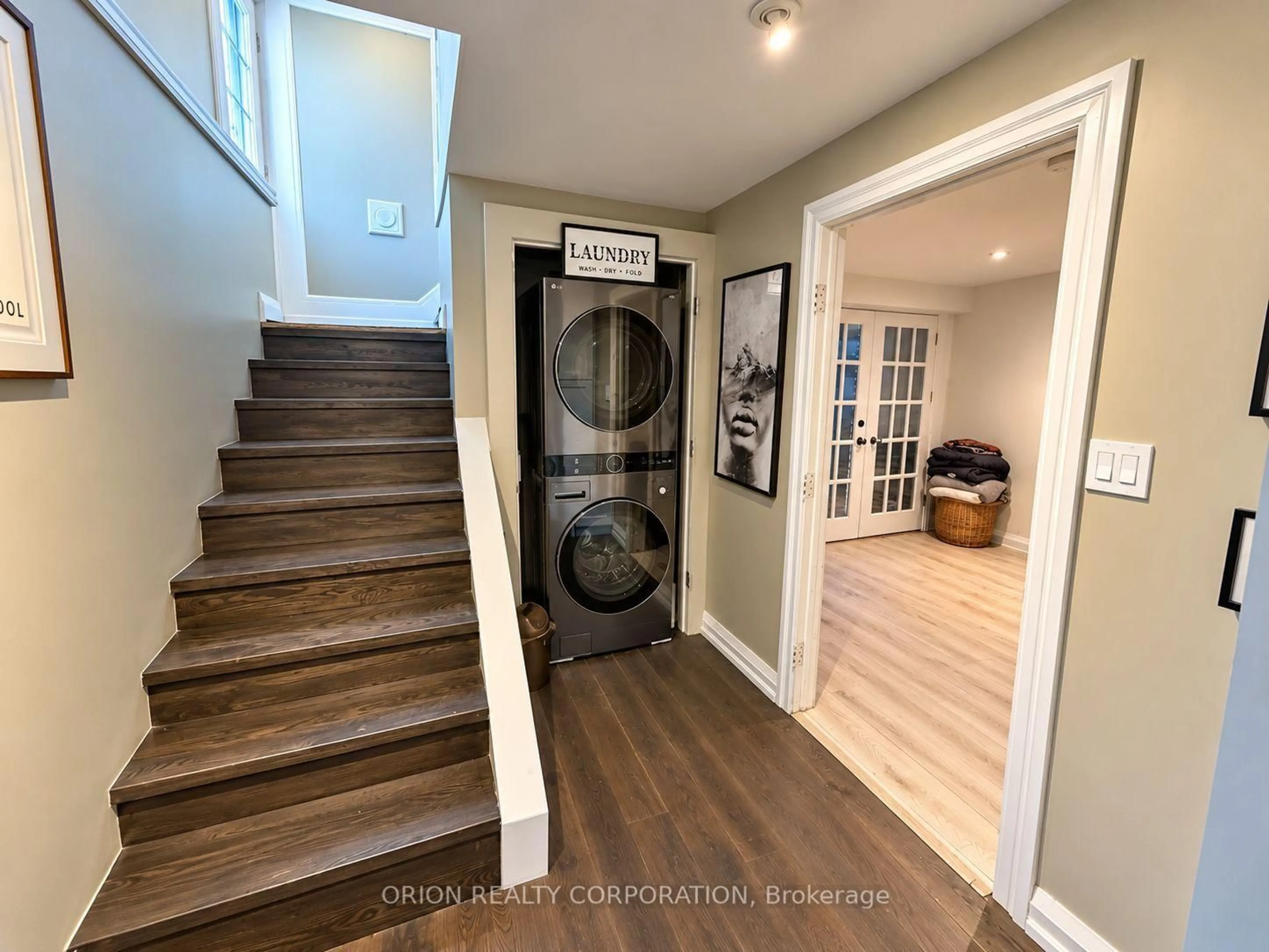 Indoor entryway for 1267 Fisher Ave, Burlington Ontario L7P 2L5