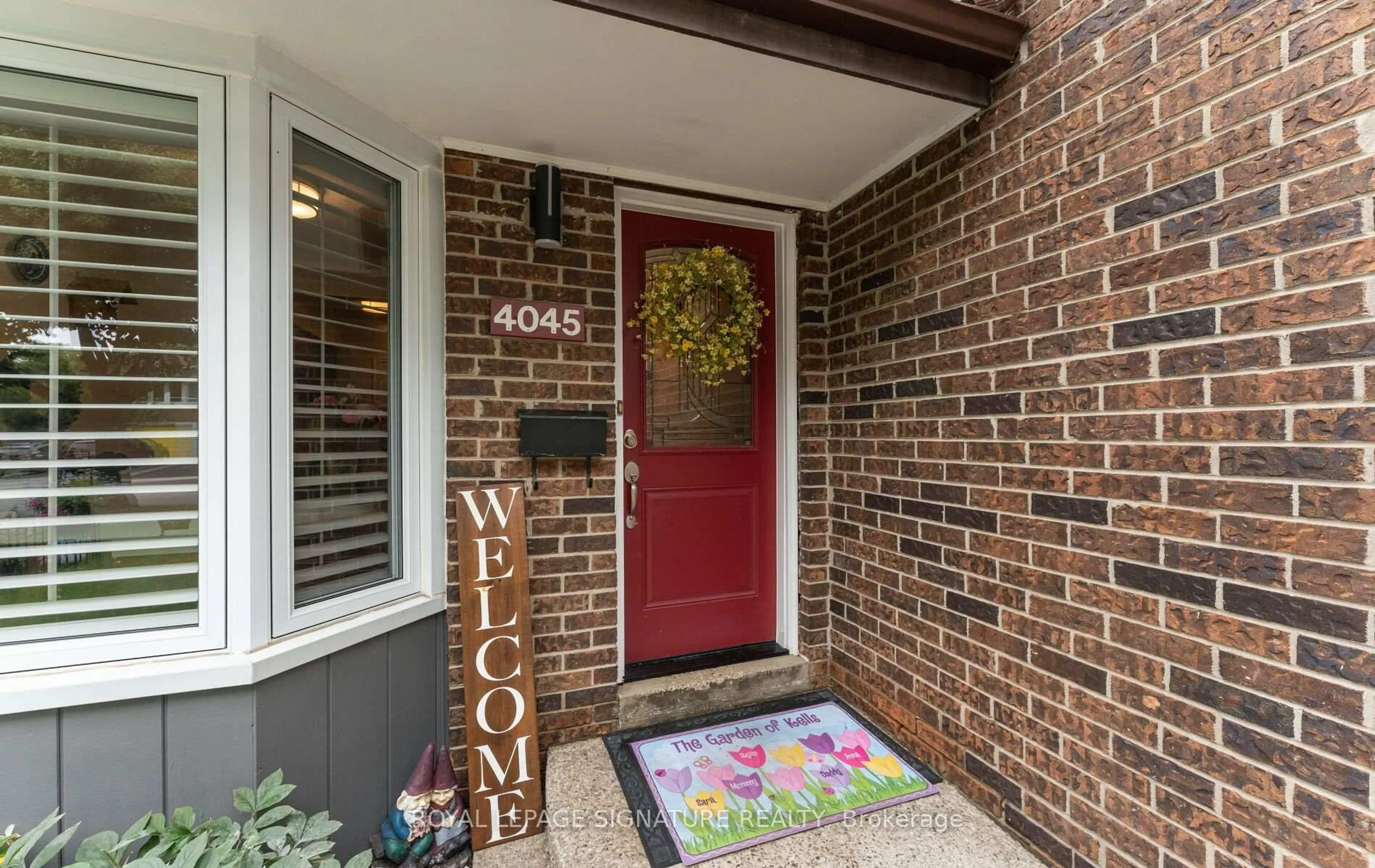 Indoor entryway for 4045 Taffey Cres, Mississauga Ontario L5L 2A6
