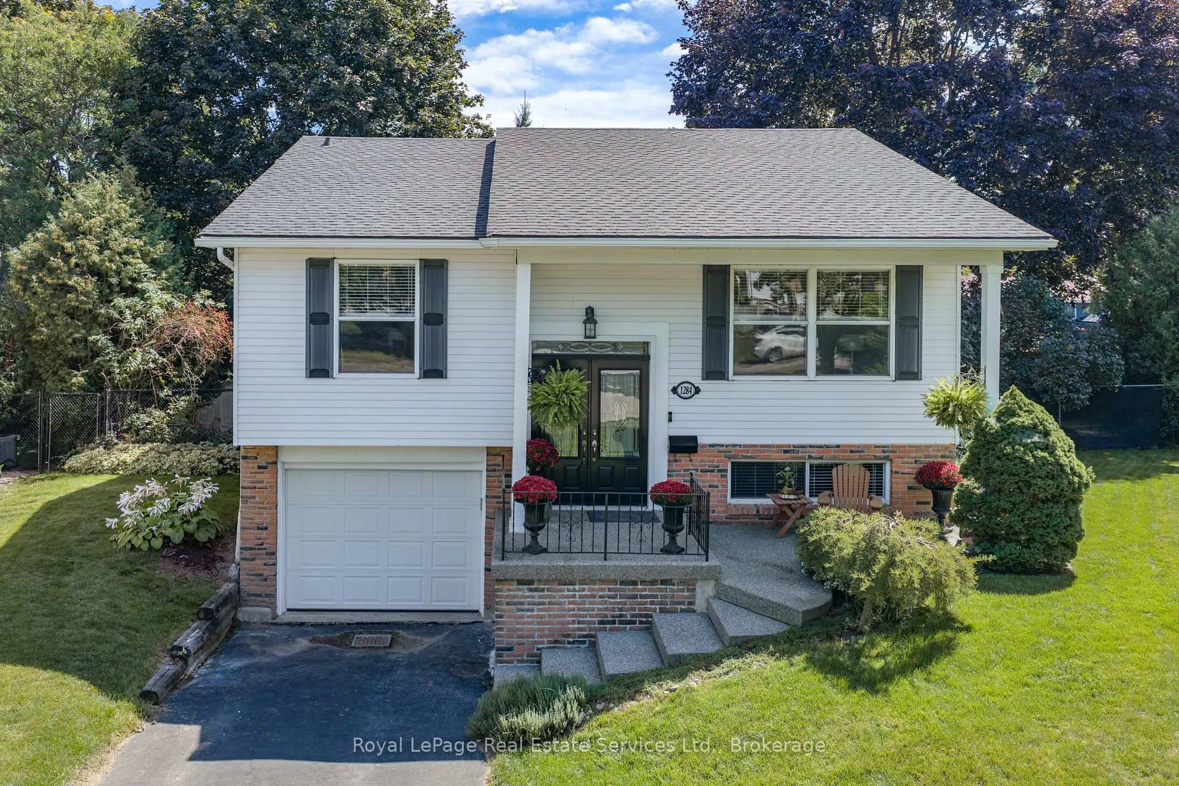 Home with vinyl exterior material, street for 1284 Morgan Crt, Burlington Ontario L7M 1X2
