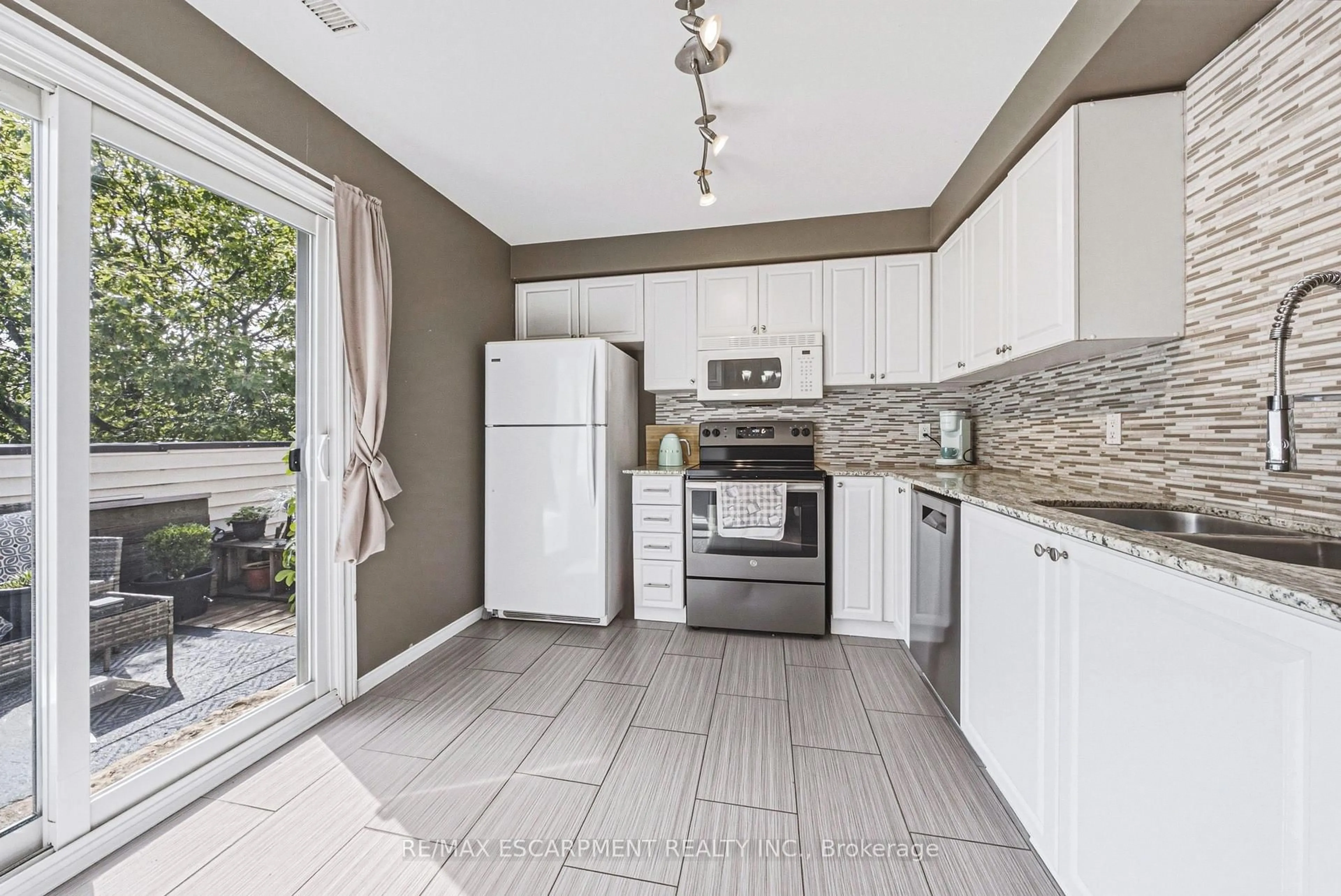 Open concept kitchen, ceramic/tile floor for 2530 Northampton Blvd #88, Burlington Ontario L7M 4B4