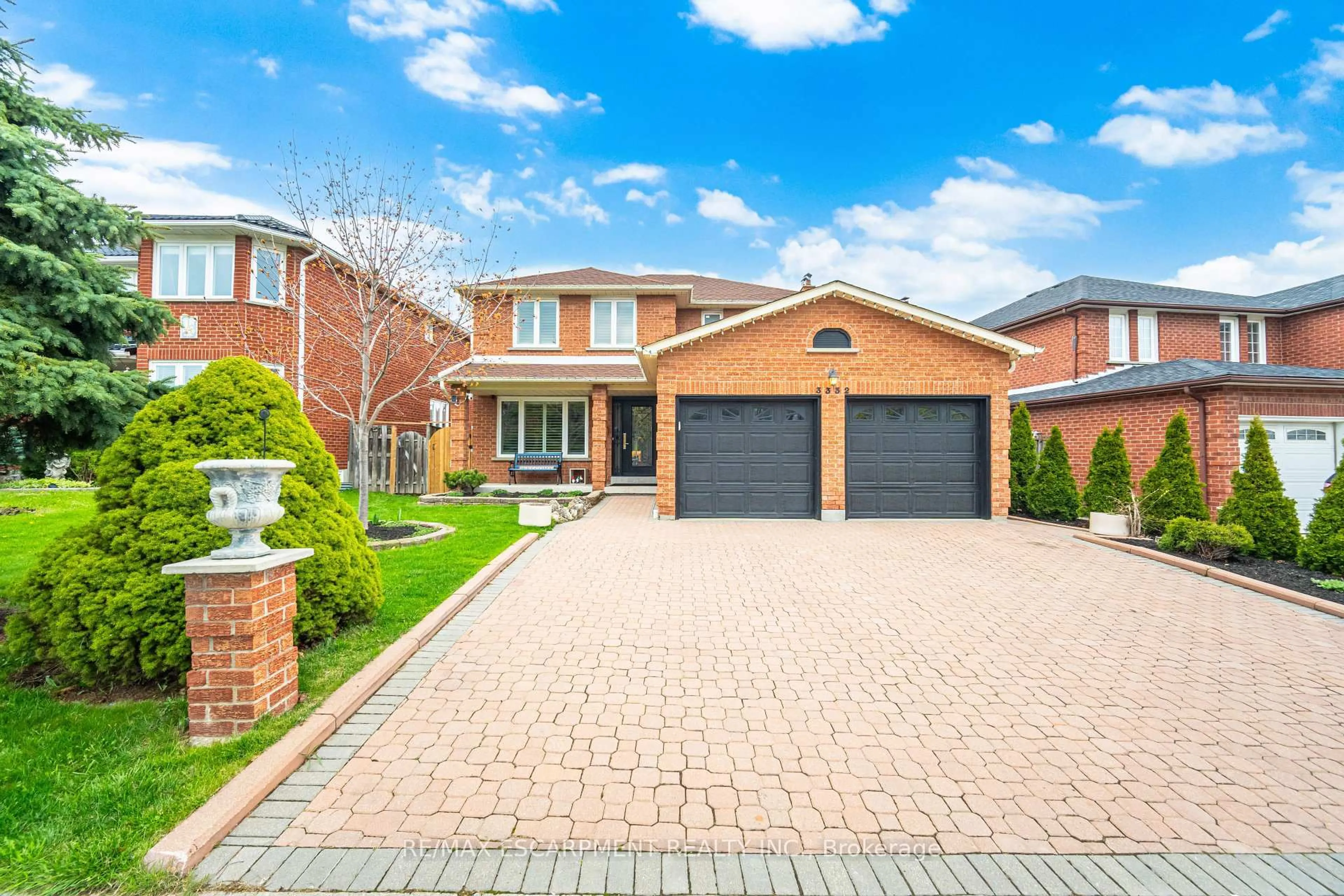 Home with brick exterior material, street for 3332 TESTIMONY Sq, Mississauga Ontario L5B 3G2