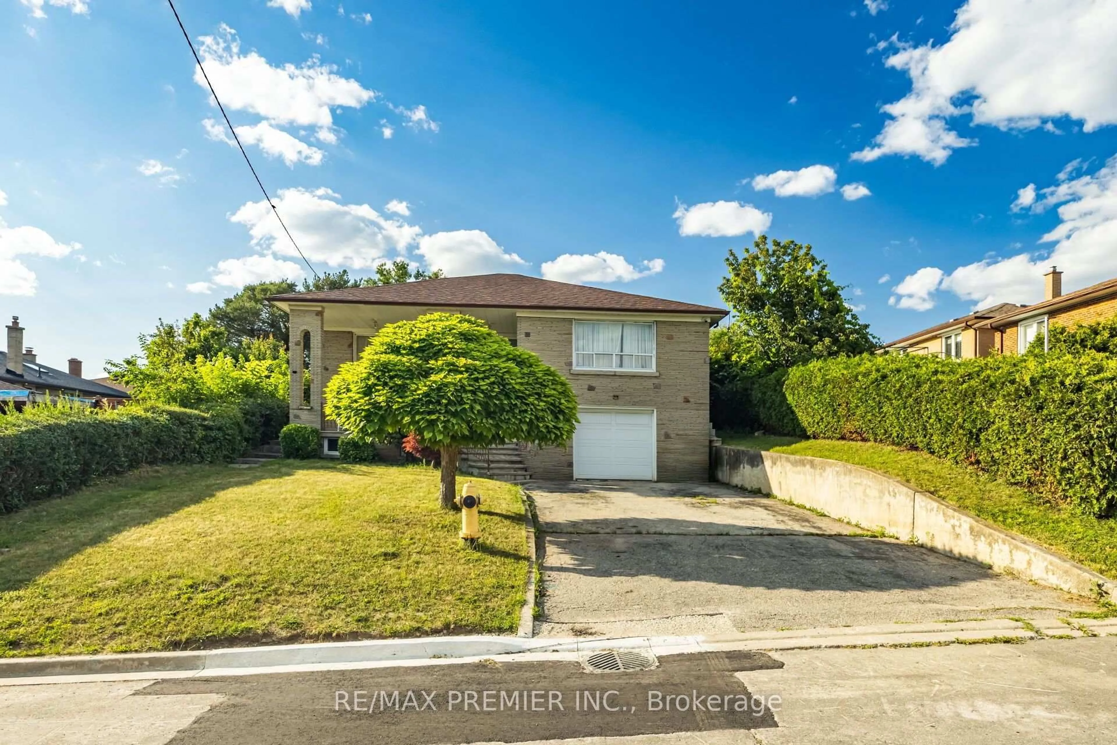 A pic from outside/outdoor area/front of a property/back of a property/a pic from drone, street for 6 Canton Ave, Toronto Ontario M3M 1N2